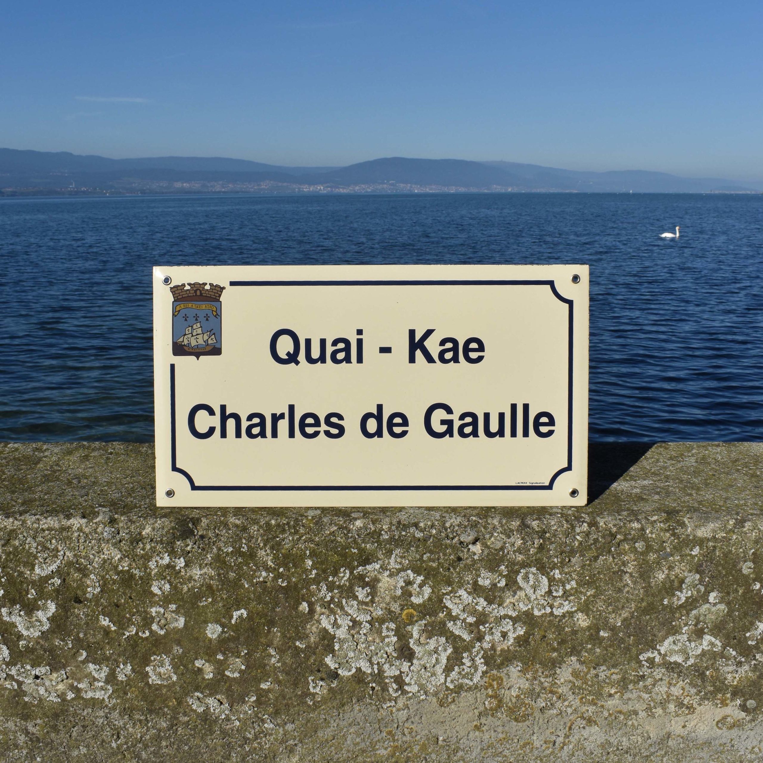 Plaque émaillée de rue quai Charles de Gaulle Roscoff Finistère. Fond beige, lettrage noir, avec le blason de la ville.