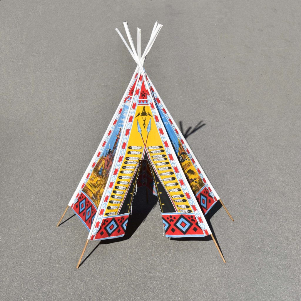 Tipi d indien tente jouet des années 1970 pour enfants. Modèle pliant avec 5 tiges en bambous. Et toile imprimée, avec des illustrations de scènes du far west.