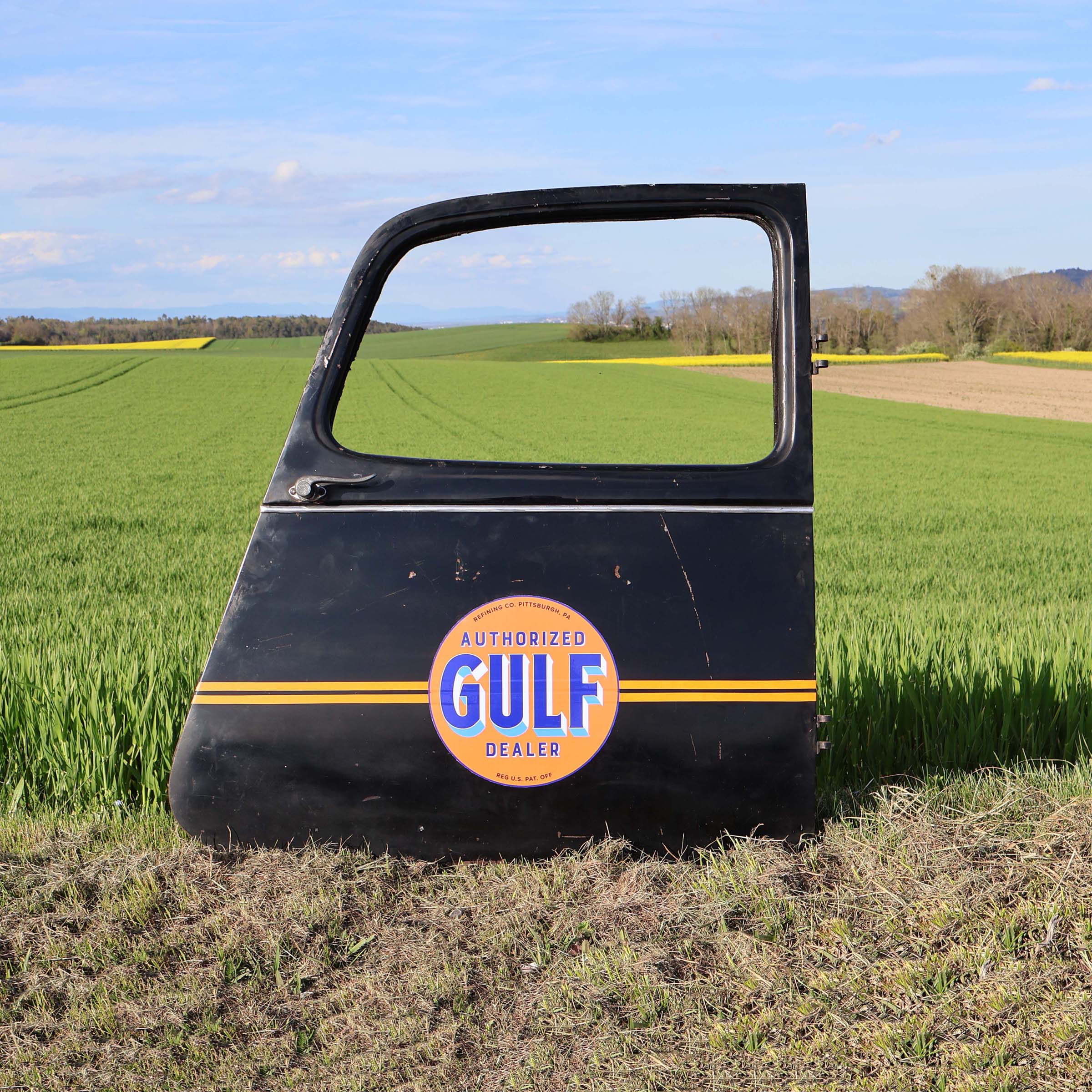 Ancienne portière de Traction avec sticker Gulf. Pour décoration murale style garage.