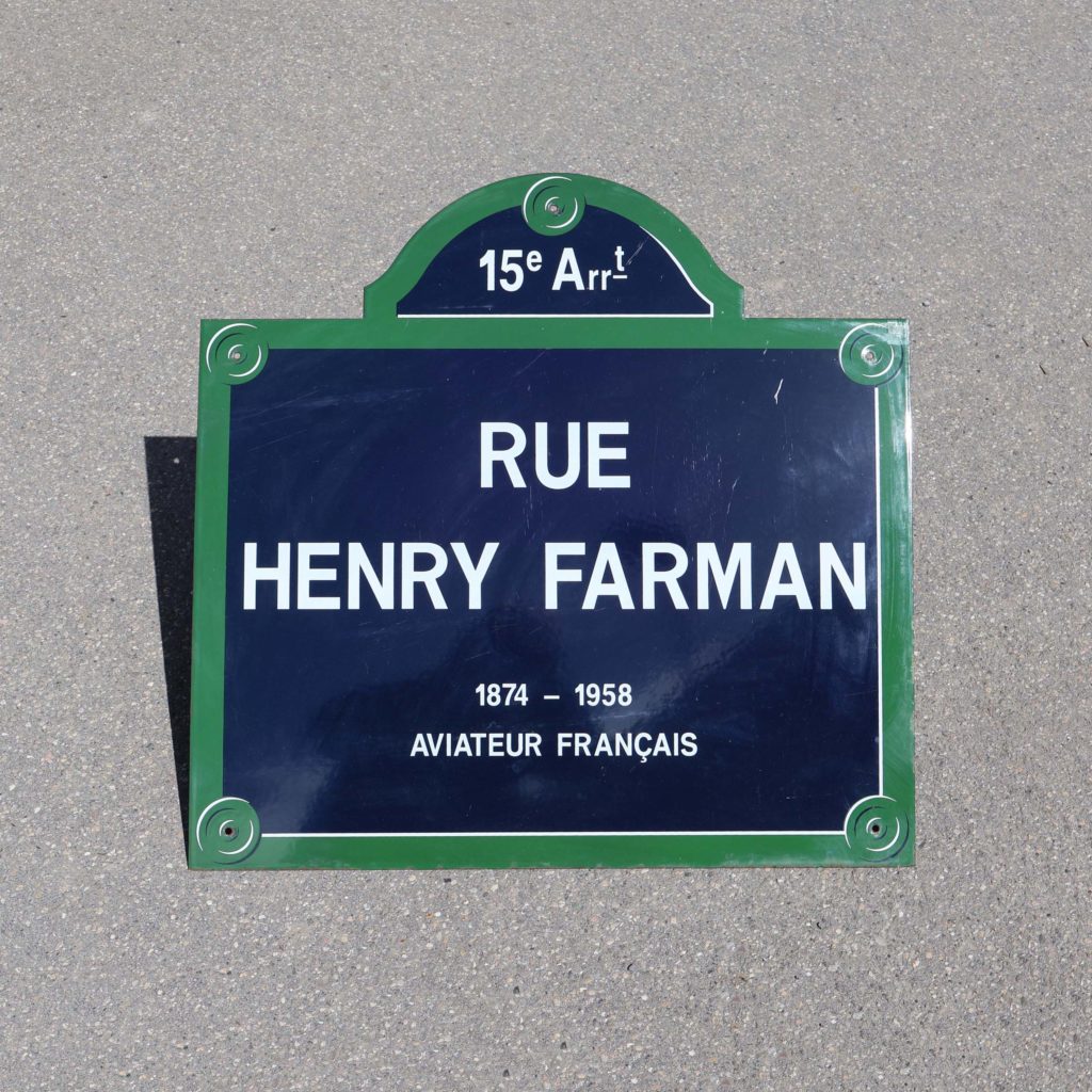 Henry Farman véritable plaque de rue Parisienne émaillée. Pour honorer le pionnier de l'aviation du début du 20ème siècle Henry Farman.