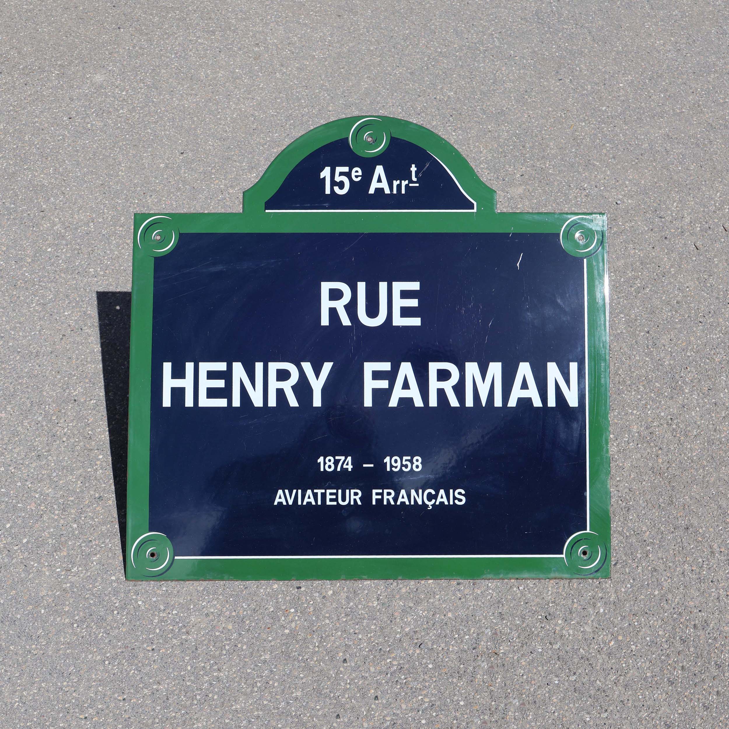 Henry Farman véritable plaque de rue Parisienne émaillée. Pour honorer le pionnier de l'aviation du début du 20ème siècle Henry Farman.