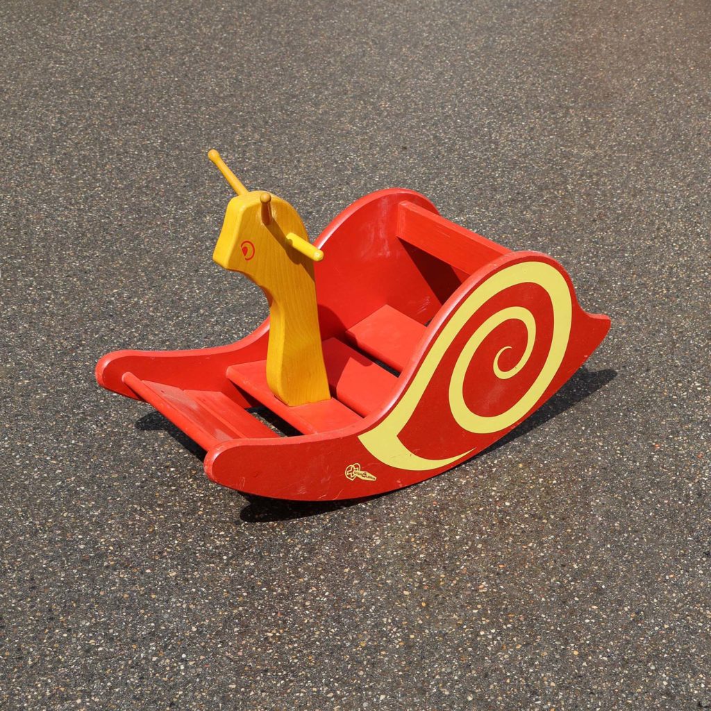 Wisa-Gloria escargot jaune et rouge mat, avec cornes en bois. Vintage Schweizer Schaukelschneke. Kinder Spielzeug Wisa-Gloria Lenzburg.