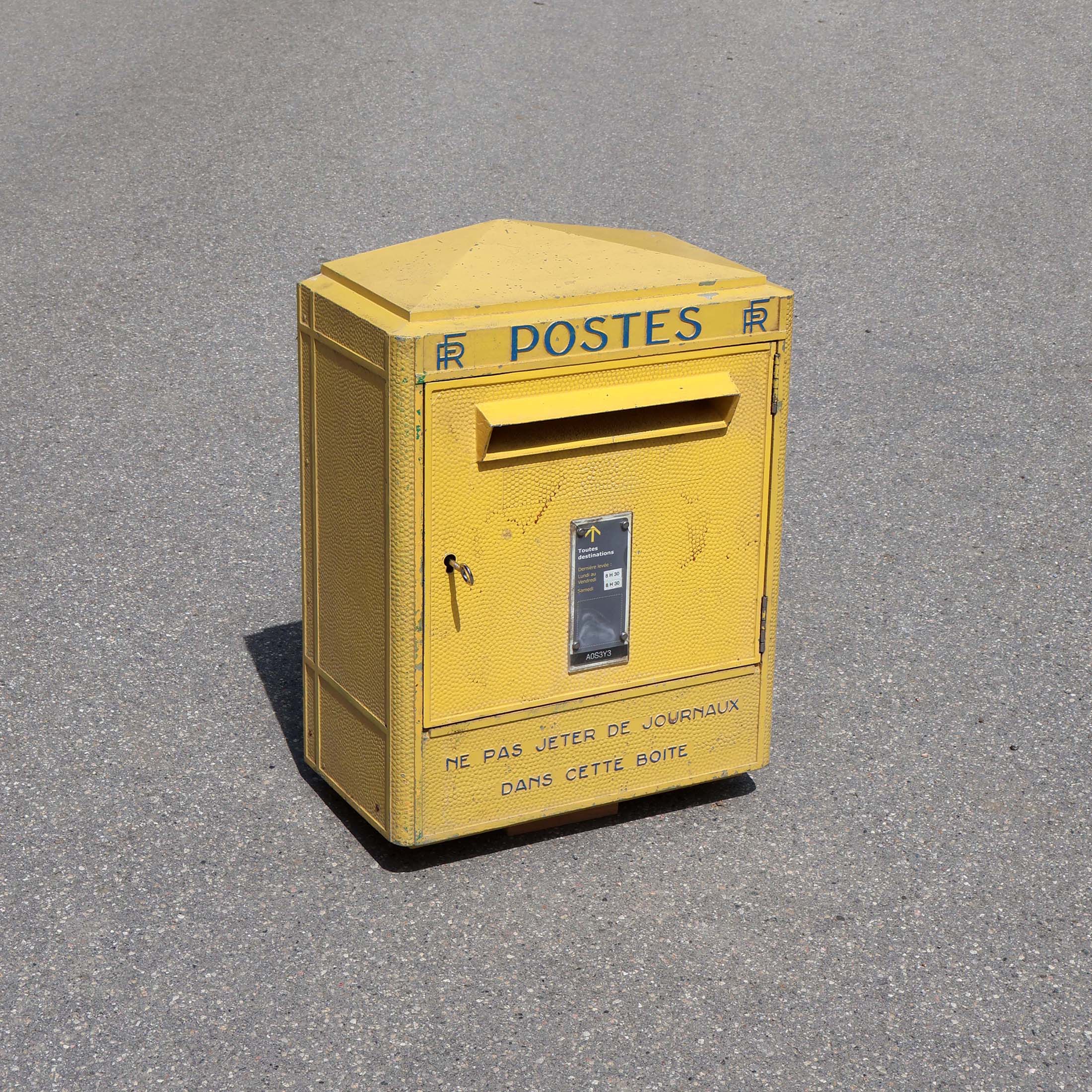 Ancienne boite aux lettre postale Française modèle Dejoie année 1962. A succédé au modèle dit Foulon. En fonte d'alu, peinte en jaune.
