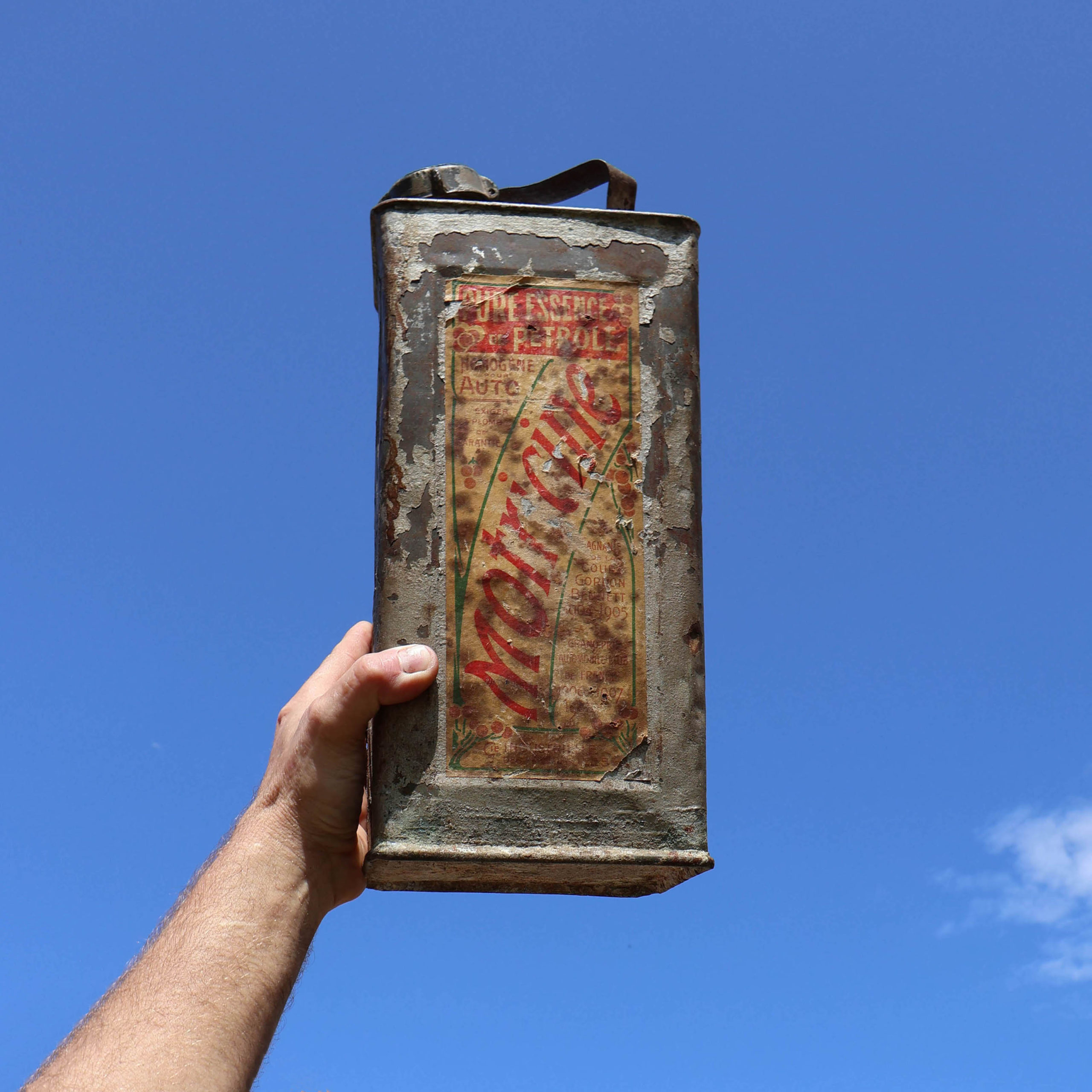 bidon de 5 litres de Motricine vers 1910, pour l'essence automobile, avec étiquette en papier d'époque.