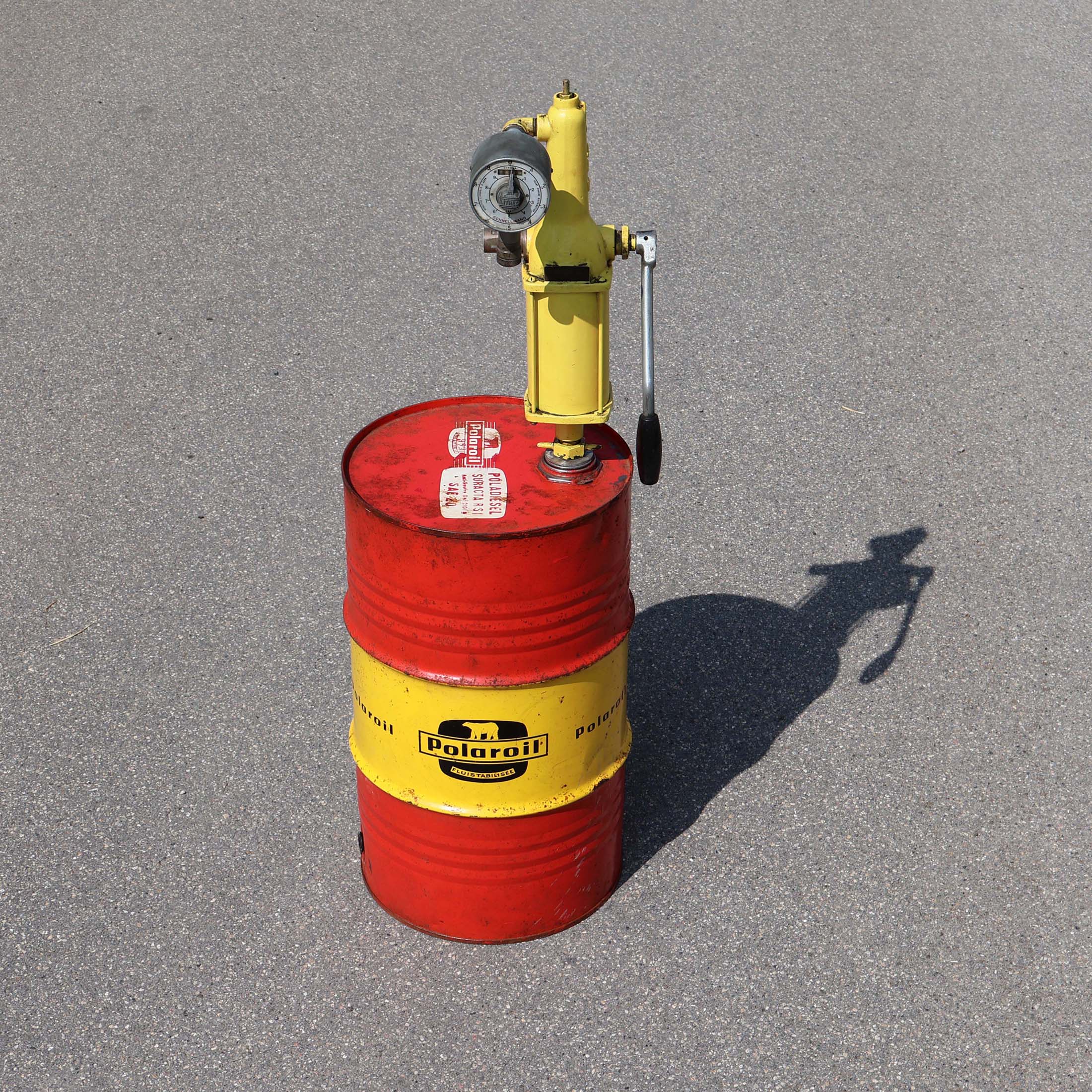 Fût vintage de 50 litres de la marque Polaroil, des années 1960. Avec pompe à huile pour décoration garage. Couleur jaune et rouge