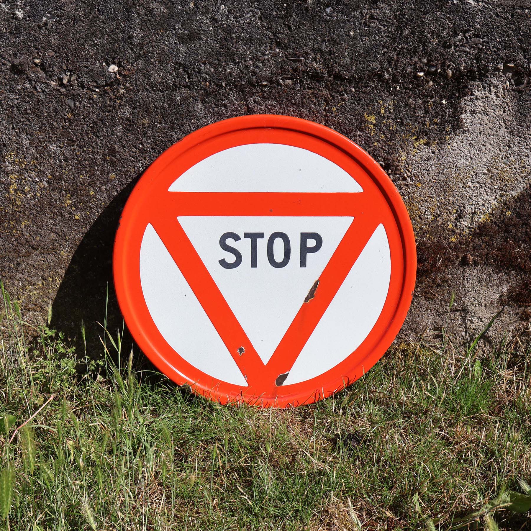 STOP panneau de signalisation rond en tôle émaillée origine France. Daté 1964, et fabriqué par les établissements René Gaillard.