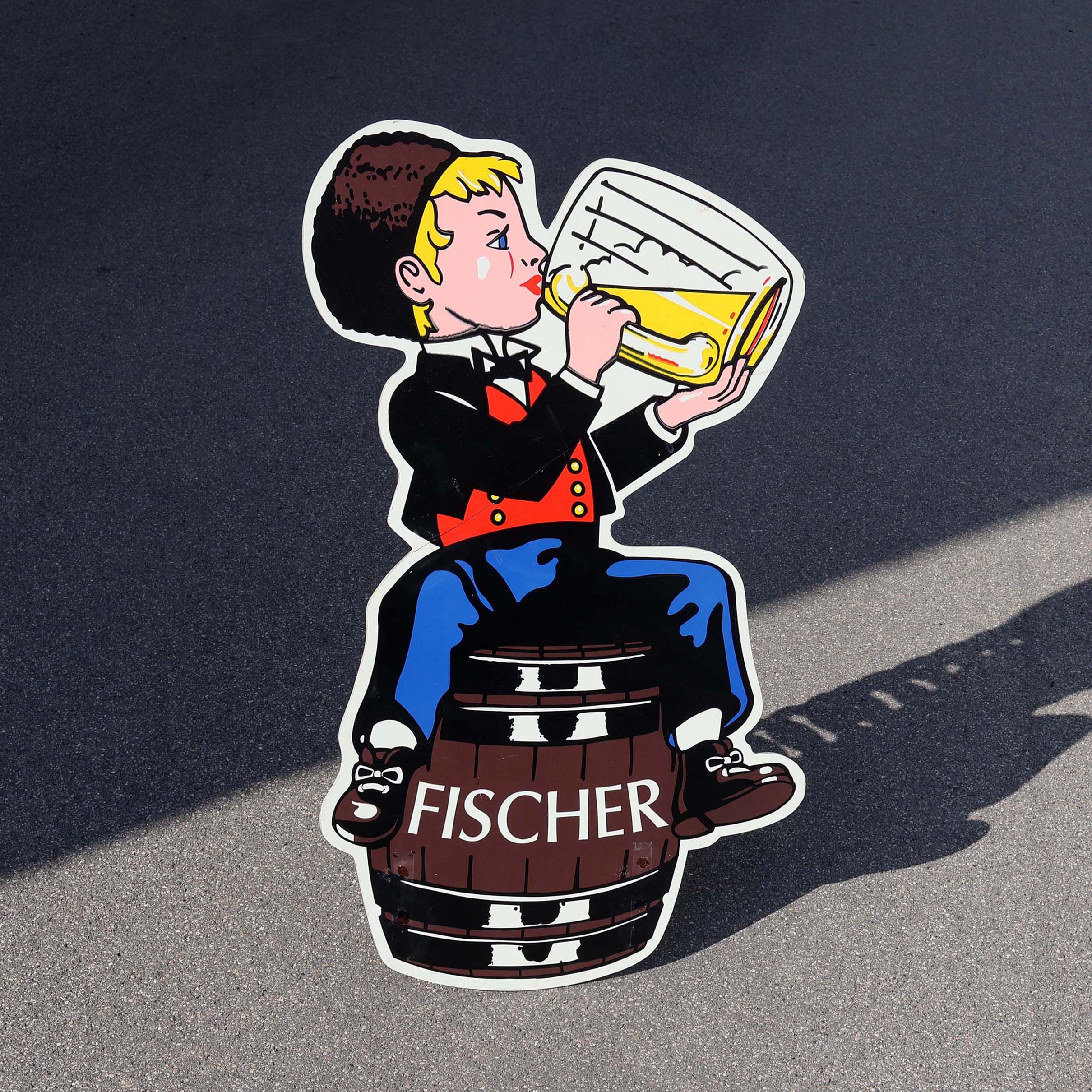 Bière du pécheur / Fischer Bräu. Création publicitaire Alsacienne enfant avec chope sur tonneau de bière.