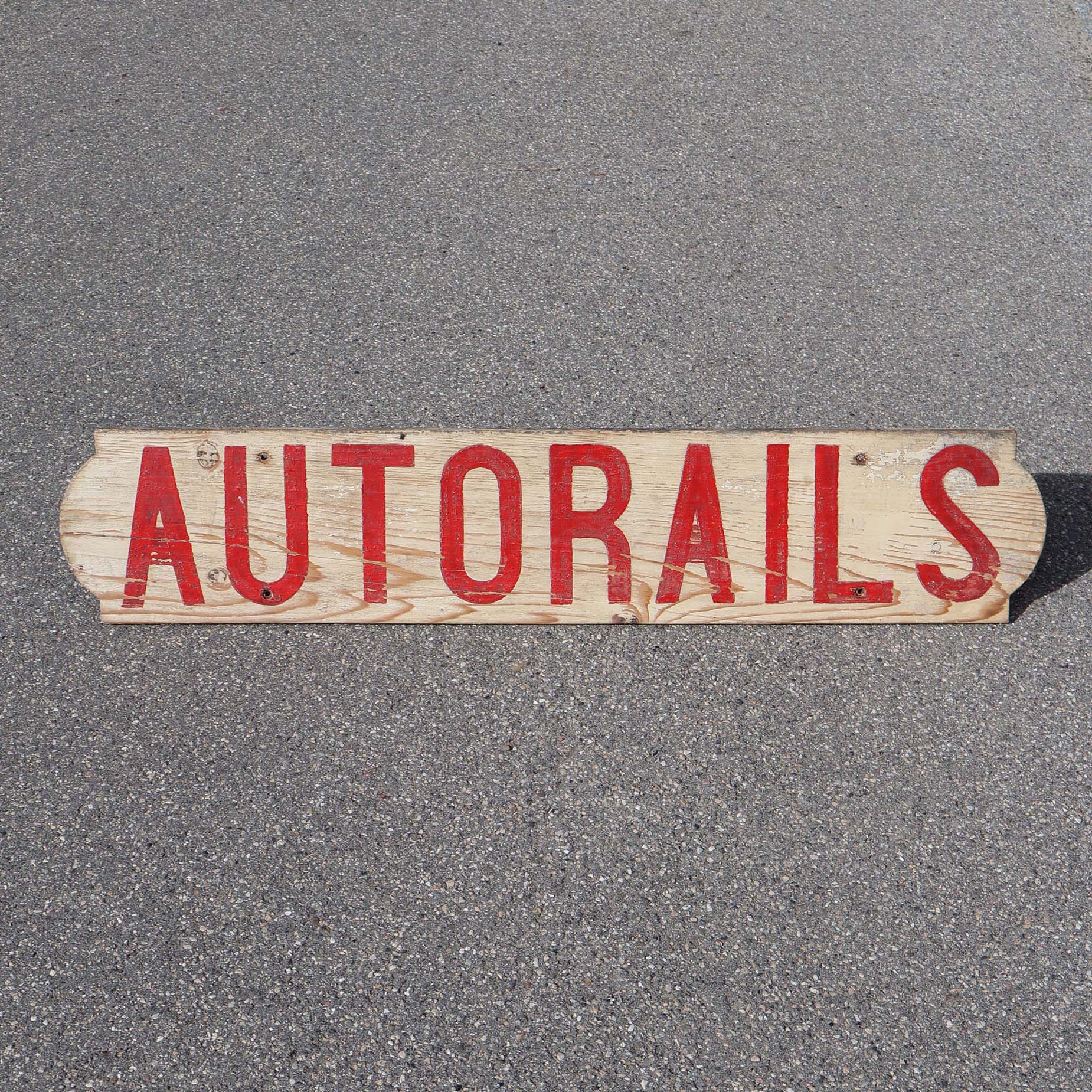 enseigne en bois peint des années 1920. Marquage en rouge "Autorails"