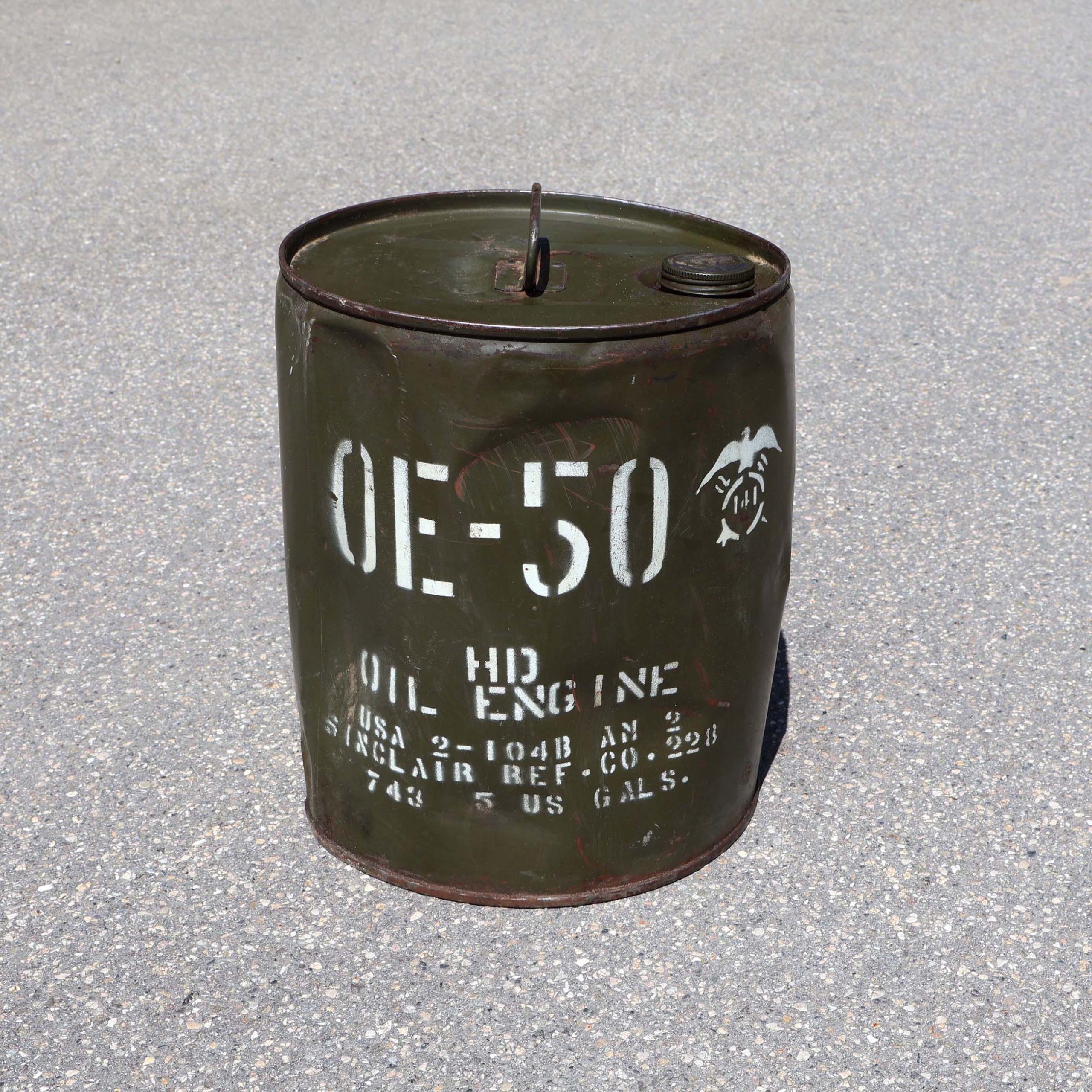 bidon d'huile moteur WW2 américain de 5 gallons. Peinture gris vert. American militaria collectible, oil can olive drab. Five gallons