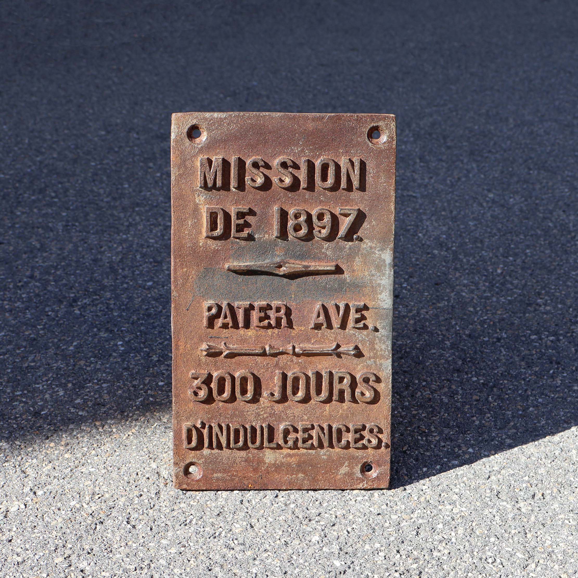 Plaque de calvaire en fonte 1897 Pater Ave indulgences. Panneau religieux qui était vissé, probablement sur un calvaire, et daté de 1897.