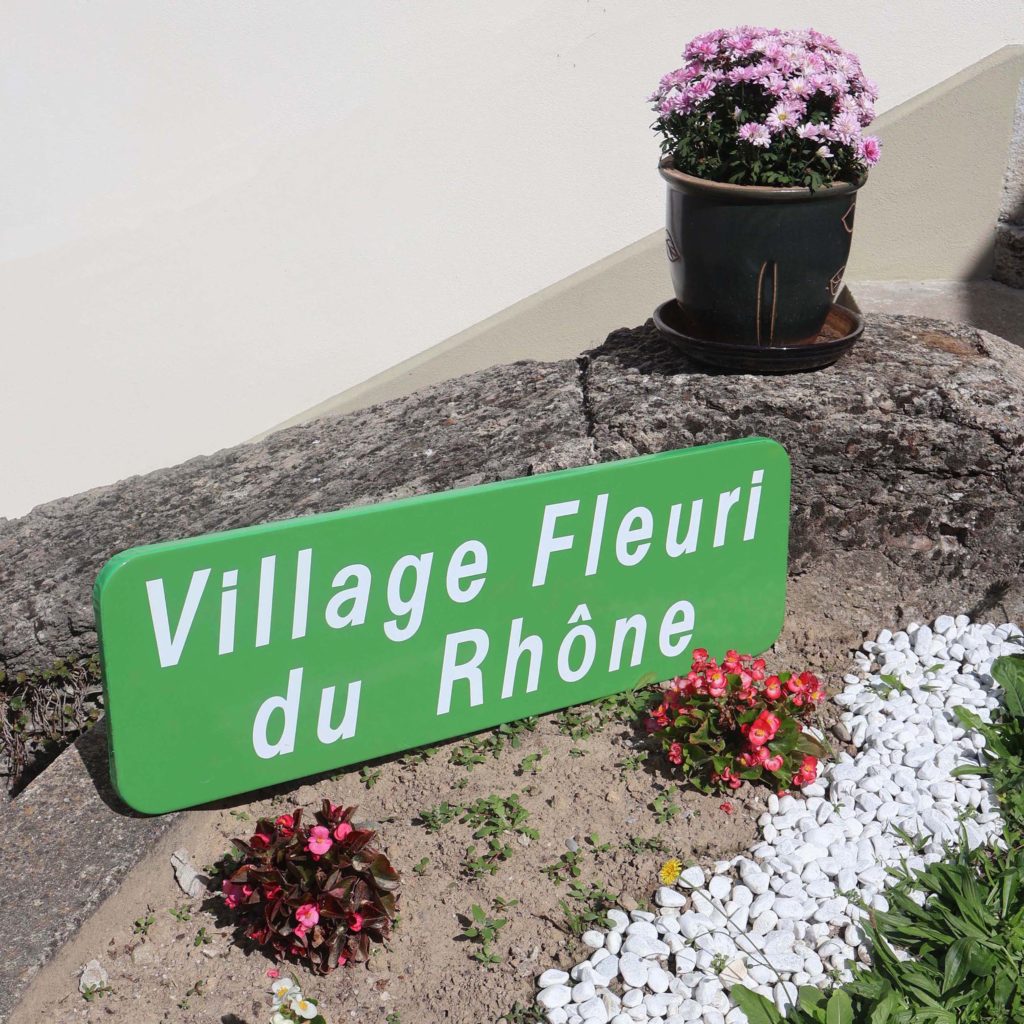 Écriteau village fleuri du Rhône panneau de signalisation vert. Panneau routier touristique pour indiquer qu'une localité est bien fleurie.