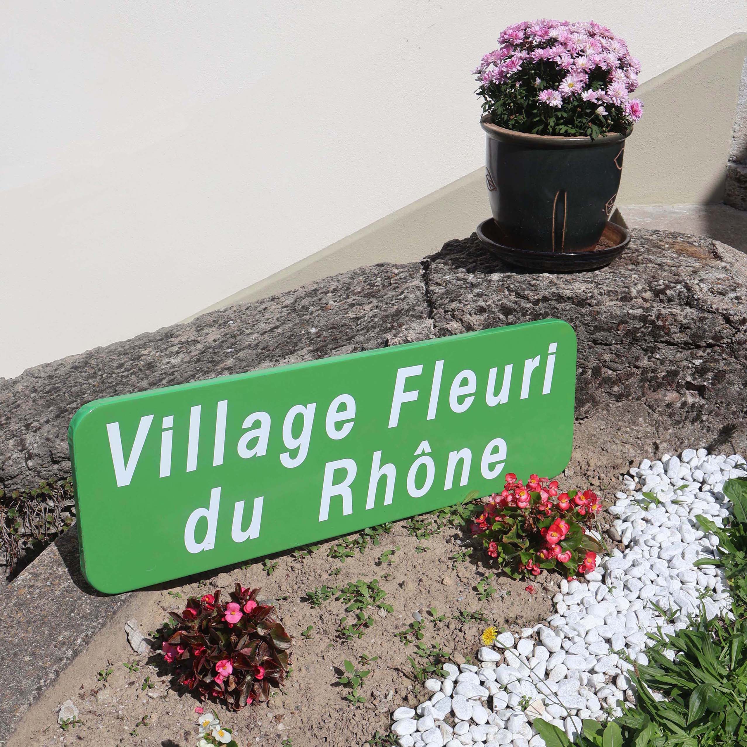 Écriteau village fleuri du Rhône panneau de signalisation vert. Panneau routier touristique pour indiquer qu'une localité est bien fleurie.
