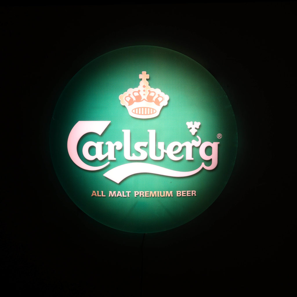 Enseigne lumineuse ronde verte bière Carlsberg Danemark. Diamètre 79cm. Illuminée en Led. Pour déco Mancave, Carnotzet.