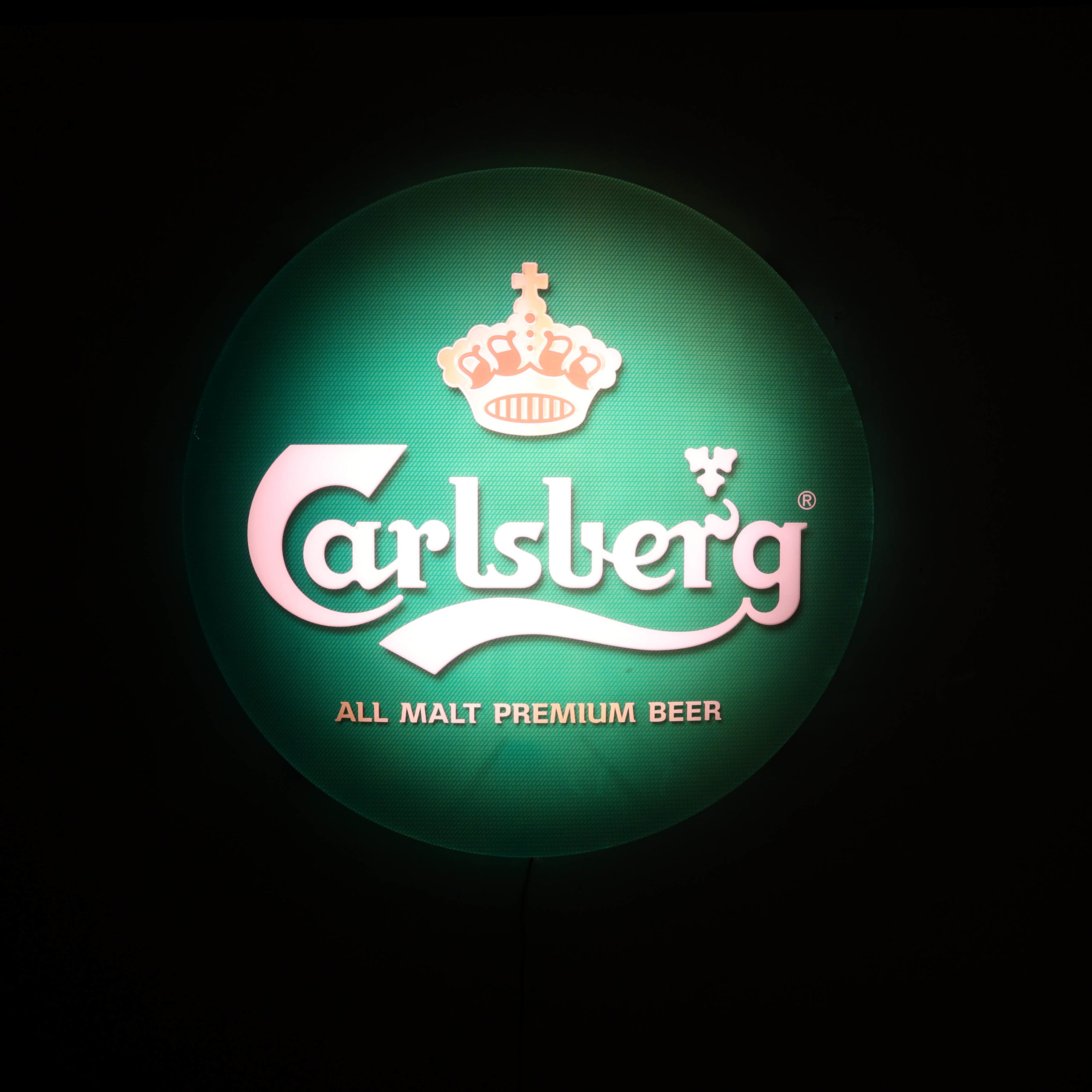 Enseigne lumineuse ronde verte bière Carlsberg Danemark. Diamètre 79cm. Illuminée en Led. Pour déco Mancave, Carnotzet.