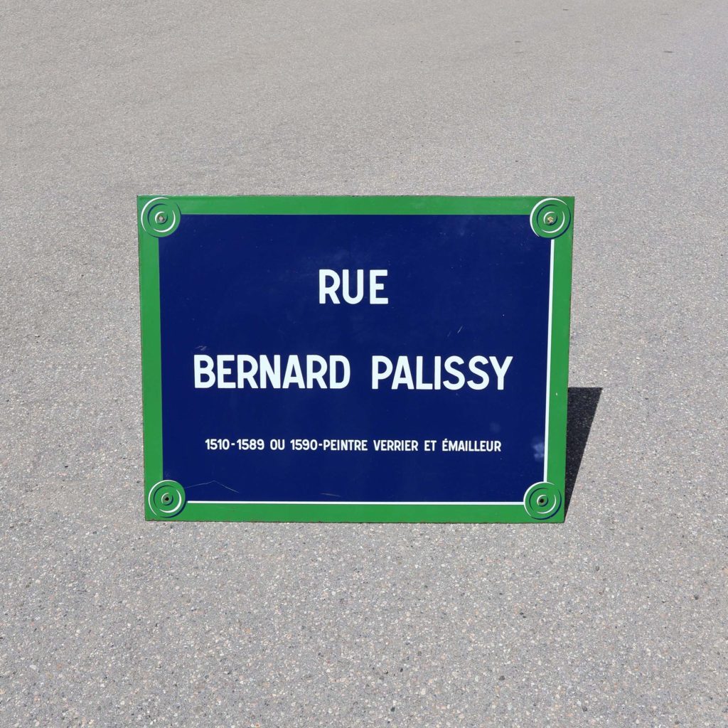 Plaque de rue Parisienne Bernard Palissy 6ème arrondissement. Original Paris street sign, cobalt blue and green frame.