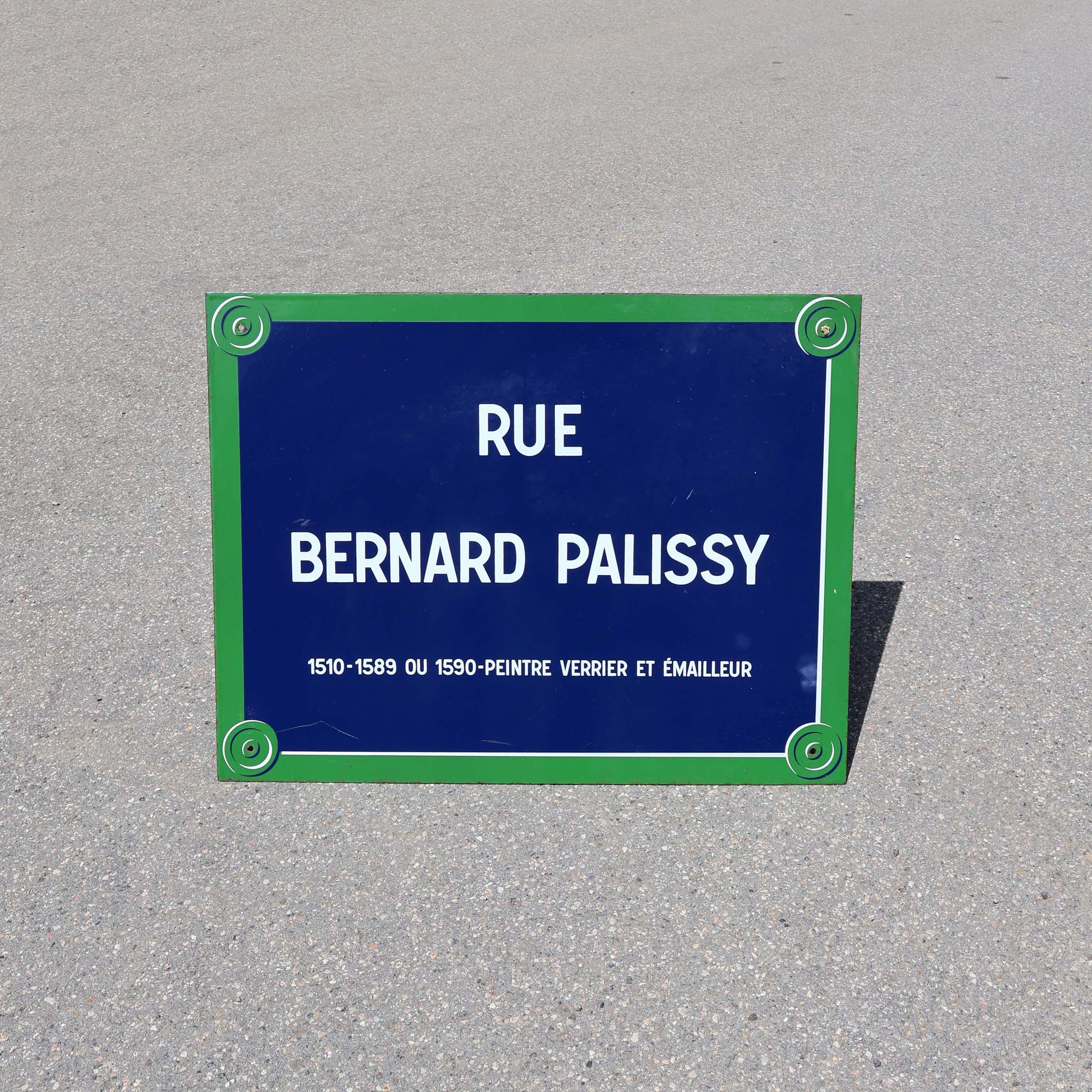 Plaque de rue Parisienne Bernard Palissy 6ème arrondissement. Original Paris street sign, cobalt blue and green frame.