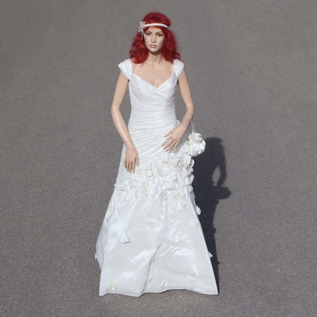 Robe de mariée d'occasion de la marque "Très Chic" avec pétales blanches cousues. En accessoires : Serre-tête, et petit sac.