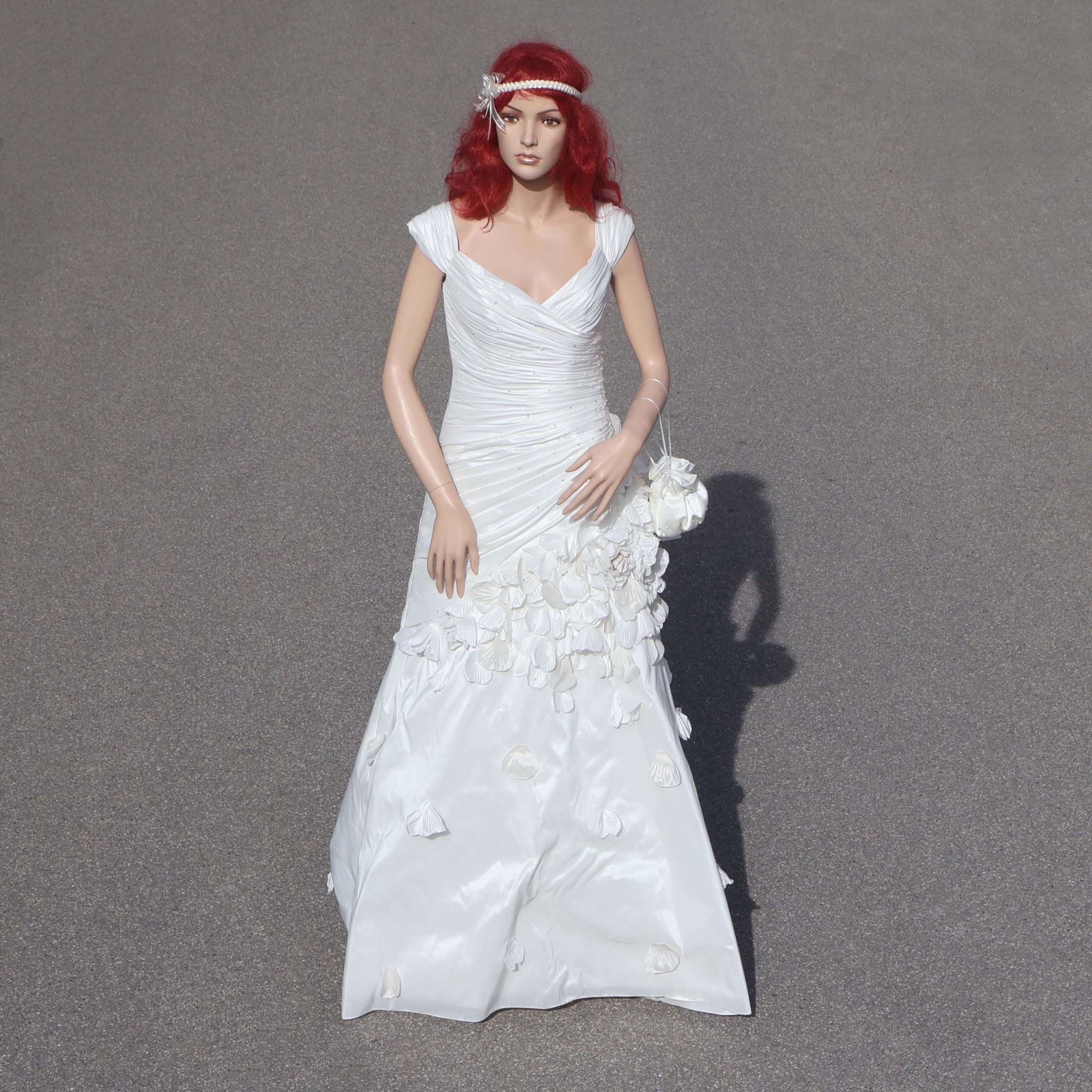 Robe de mariée d'occasion de la marque "Très Chic" avec pétales blanches cousues. En accessoires : Serre-tête, et petit sac.