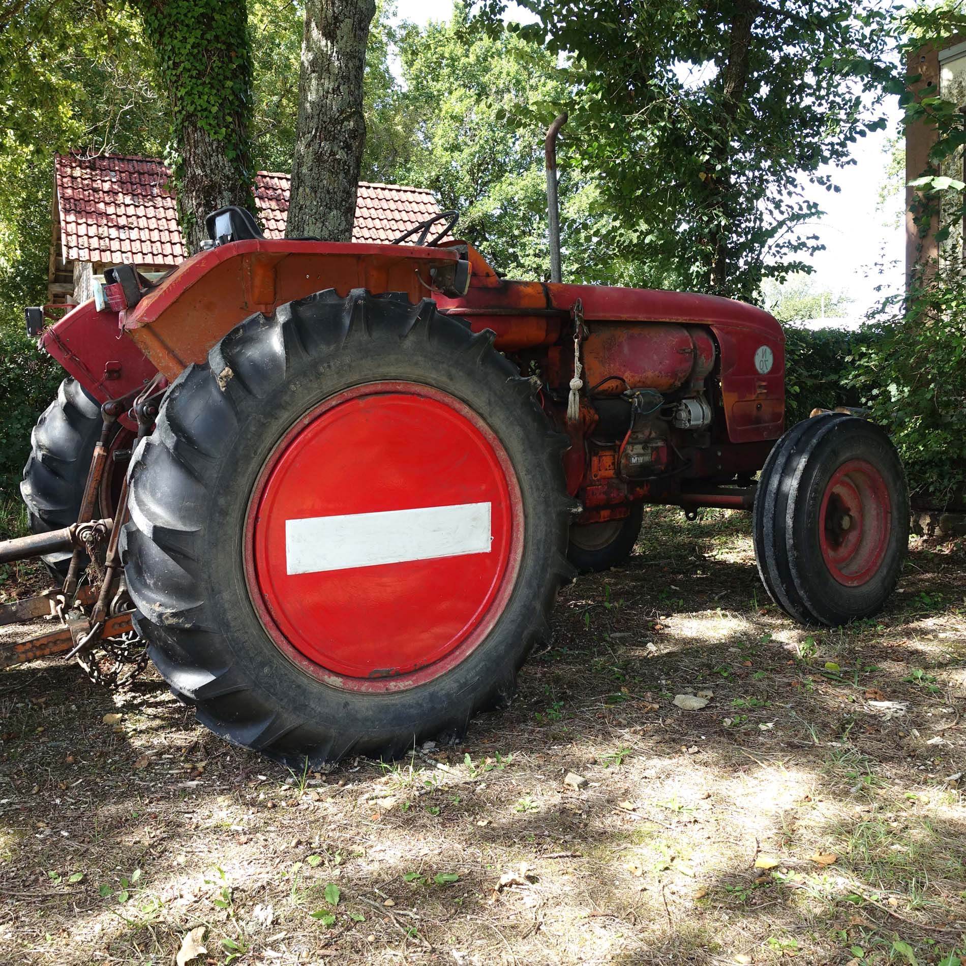 Sens interdit panneau de signalisation en tôle émaillée. Rond, diamètre 70cm. Fabriqué par signaux Girod, et daté de 1974