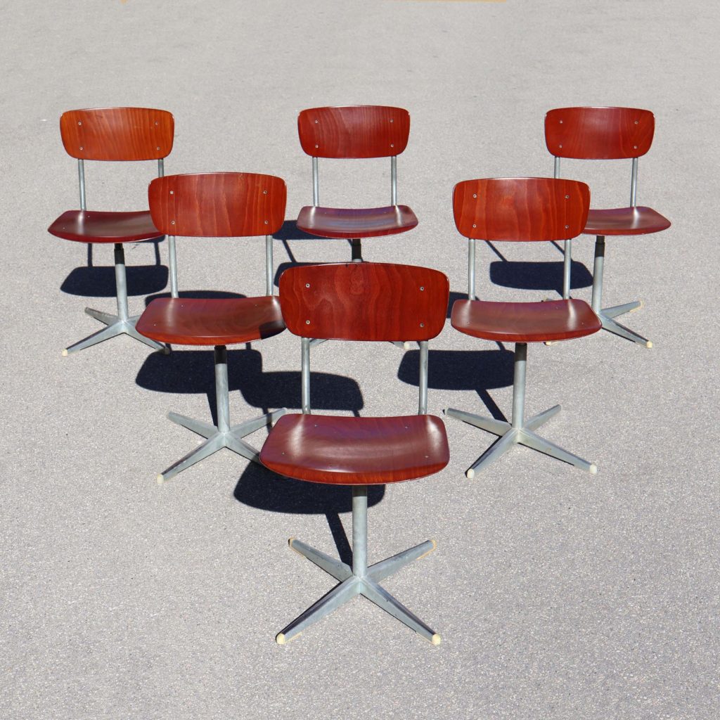 6 chaises scolaires Suisses vintage coques Pagholz Pagwood. Sièges d'école Helvétiques, des années 1970, avec coques en bois pressé, couleur acajou.