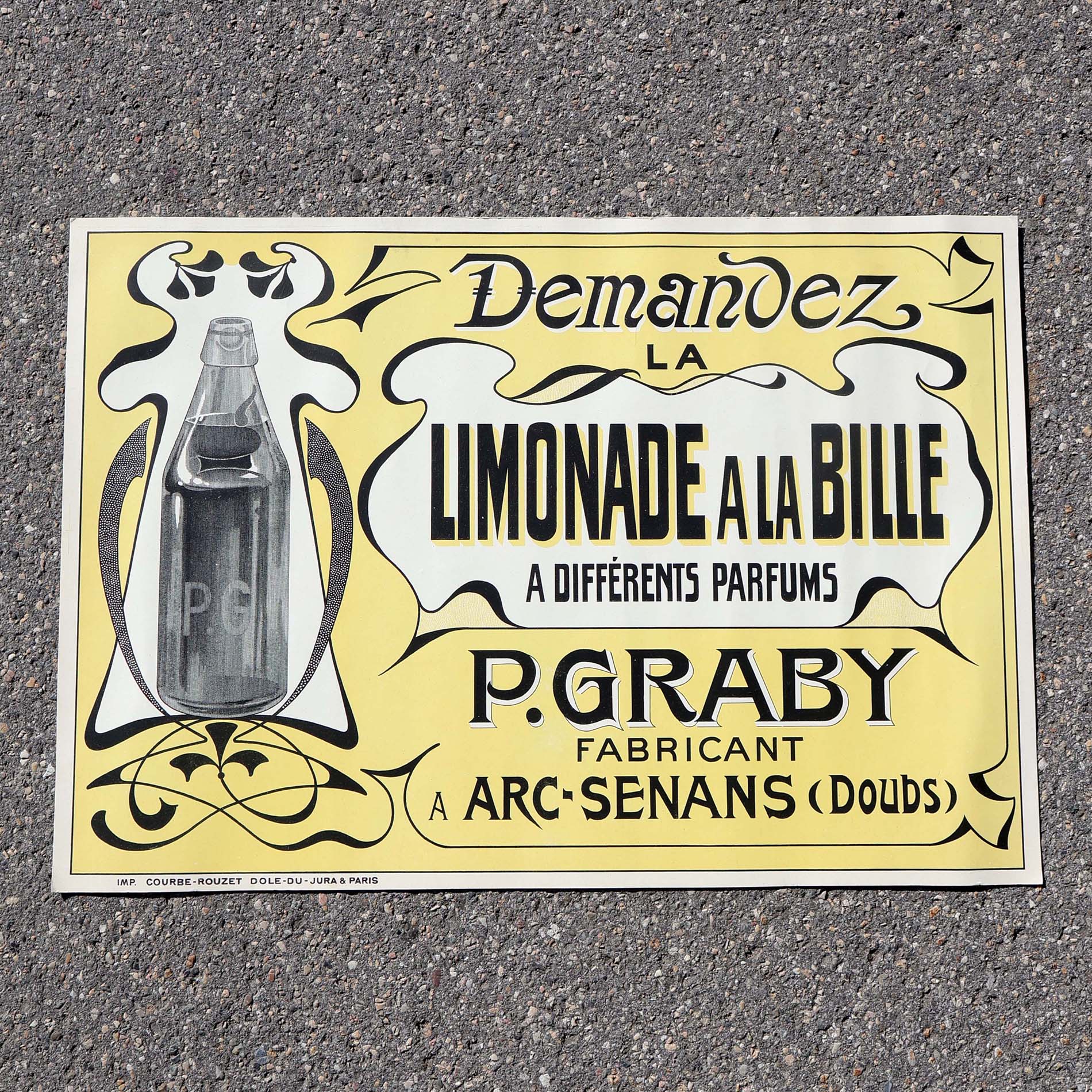 Bouteilles à bille système Codd. Affichette du fabricant P. Garby à Arc-et-Senans Jura. Fond jaune en couleur, avec beau graphisme Art-Nouveau.