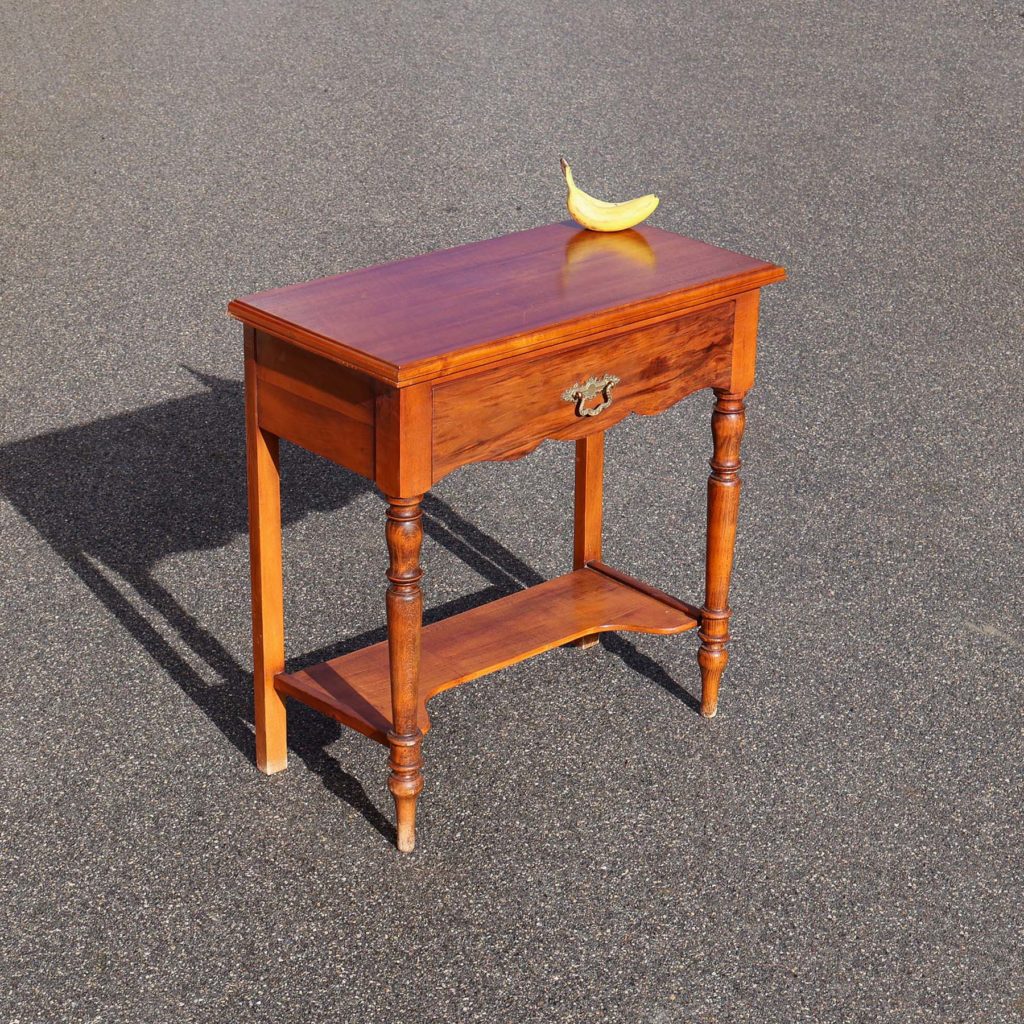 Meuble de toilette Louis-Philippe modifié en console. Joli petit meuble ancien fin 19ème en bois dur, en bon état.