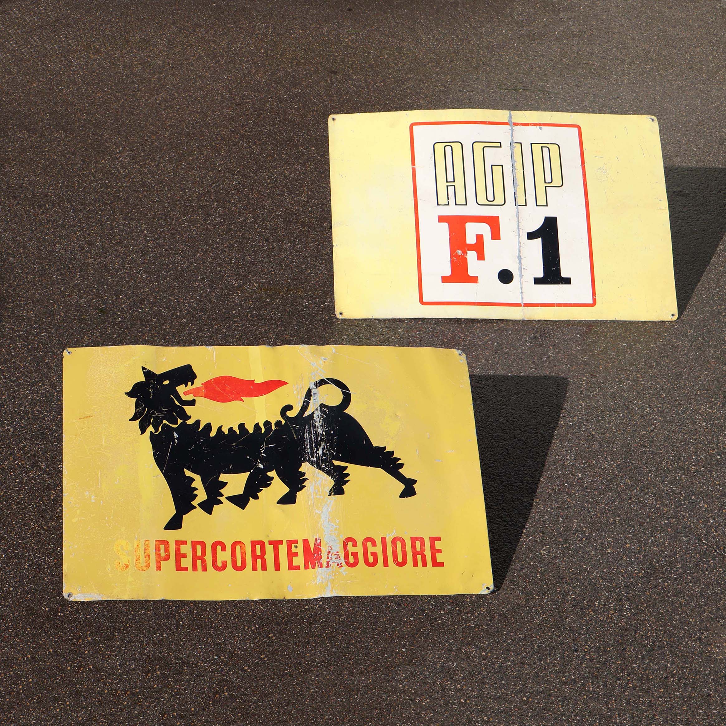 Panneaux publicitaires vintage sixties Agip Supercortemaggiore F1. Tôles imprimées vintage de station service Agip.