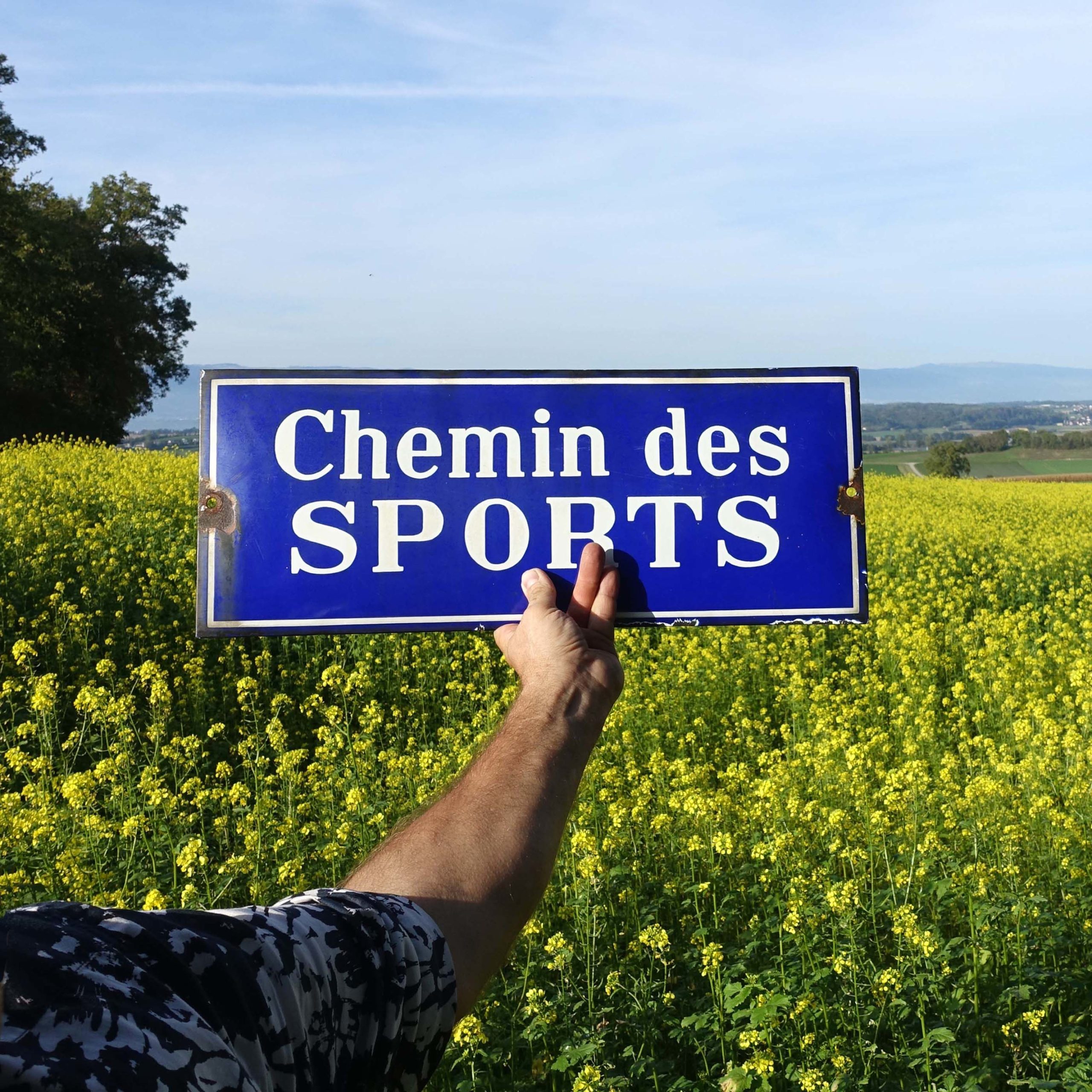 Ancienne plaque de rue de Genève émaillée : "Chemin des sports" Adresse du stade de foot des Charmilles SFC. Servette Football club.