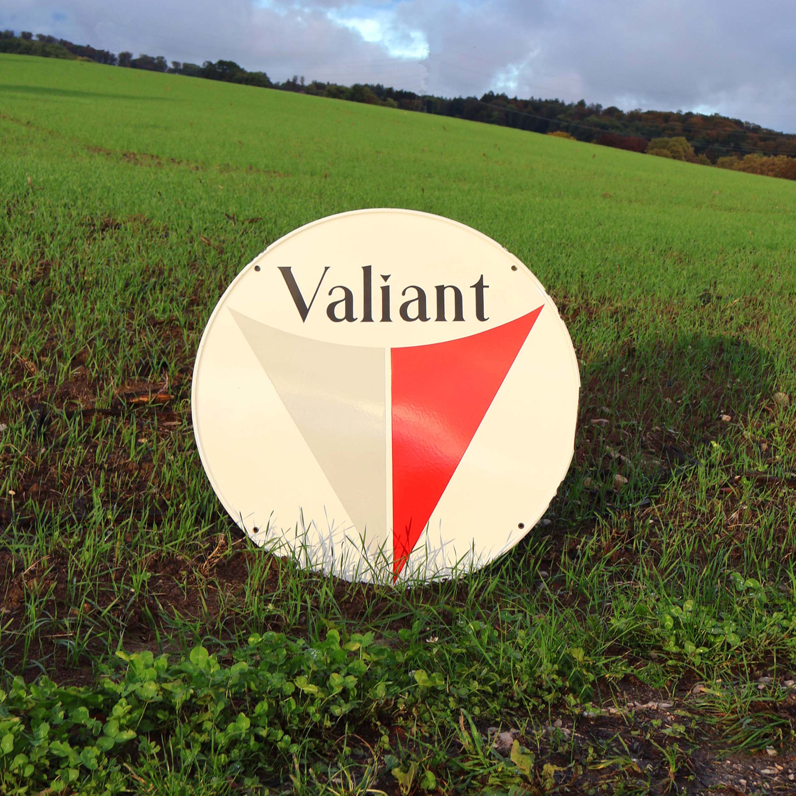 Plaque d’agence en tôle émaillée, pour un revendeur de la marque automobile Valiant. Voiture du groupe américain Chrysler.