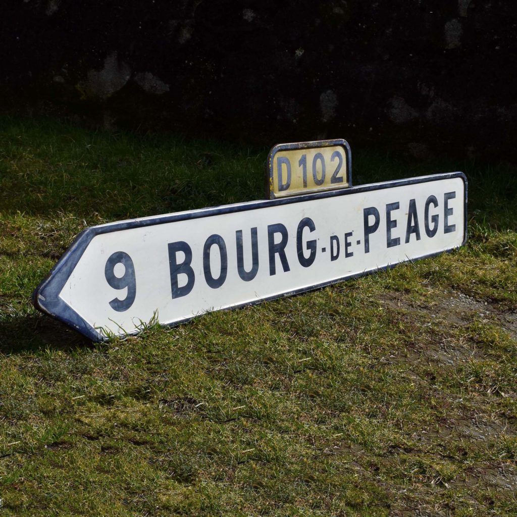 Bourg-de-Péage Drôme. Capitale de la chapellerie. Grand panneau routier des années 1960. En tôle peinte. Longueur de presque 2 mètres.
