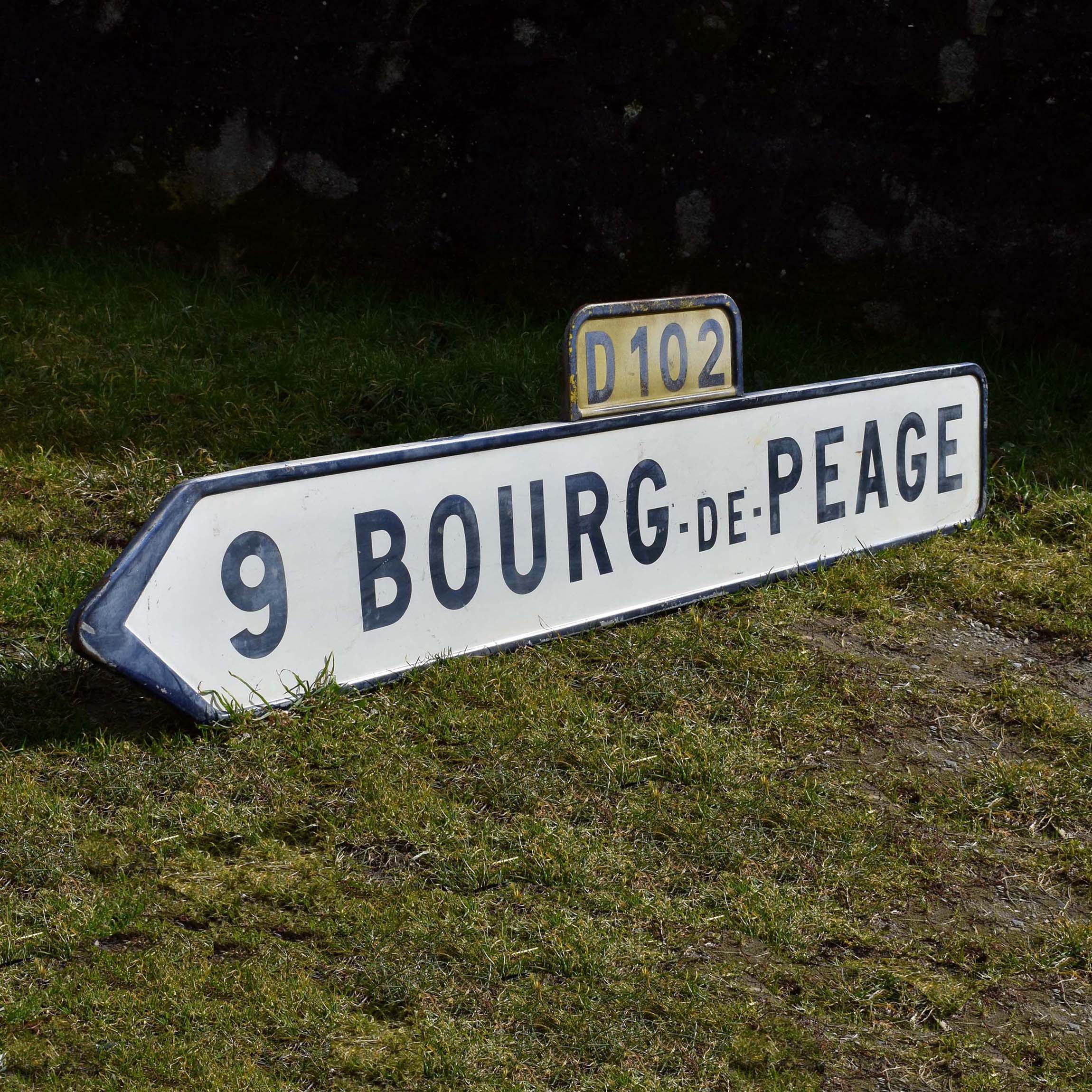 Bourg-de-Péage Drôme. Capitale de la chapellerie. Grand panneau routier des années 1960. En tôle peinte. Longueur de presque 2 mètres.