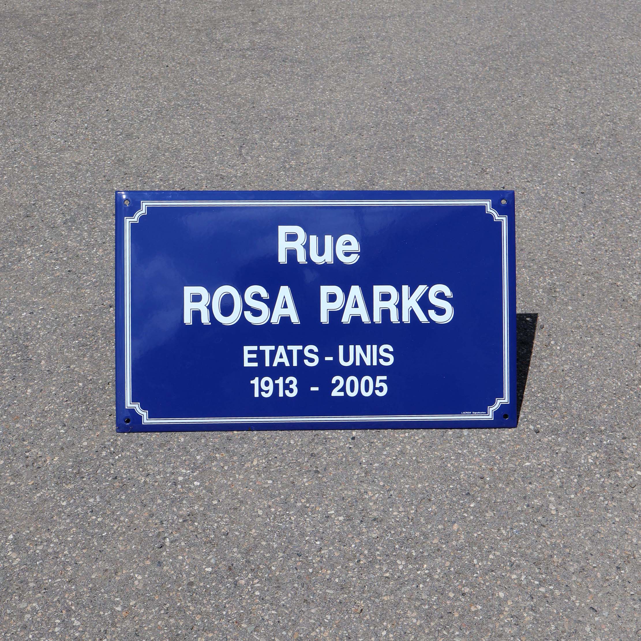 Rosa Parks French street sign porcelain enamel cobalt blue. Plaque de rue Française, pour honorer la mémoire de la militante Rosa Parks