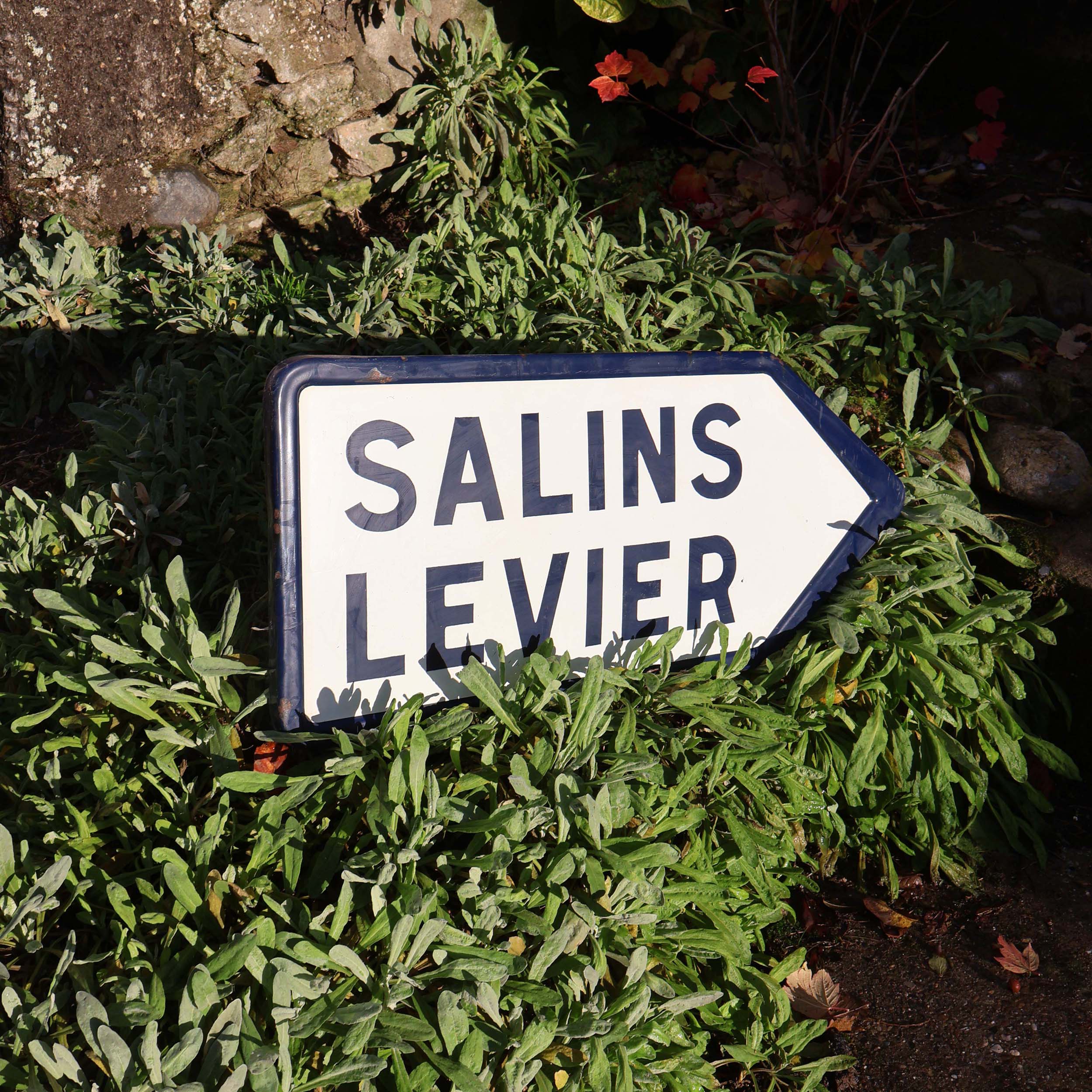 Salins-les-Bains Levier département du Doubs panneau routier en tôle émaillée. Daté de 1977, fabricant signaux Girod. Sous la forme d'une flèche.