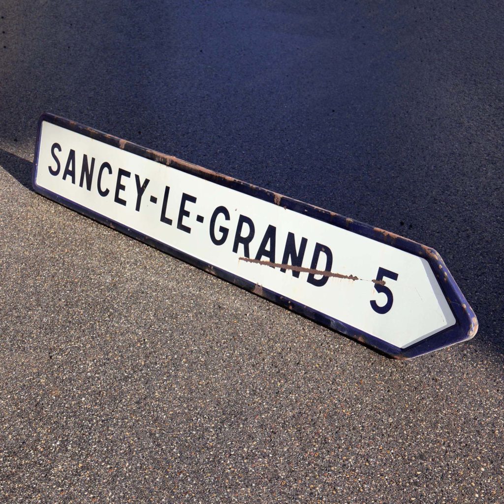 Sancey-le-Grand flèche directionnelle de signalisation routière année 1974. Longueur 158cm, en tôle émaillée. Fabricant signaux Girod.