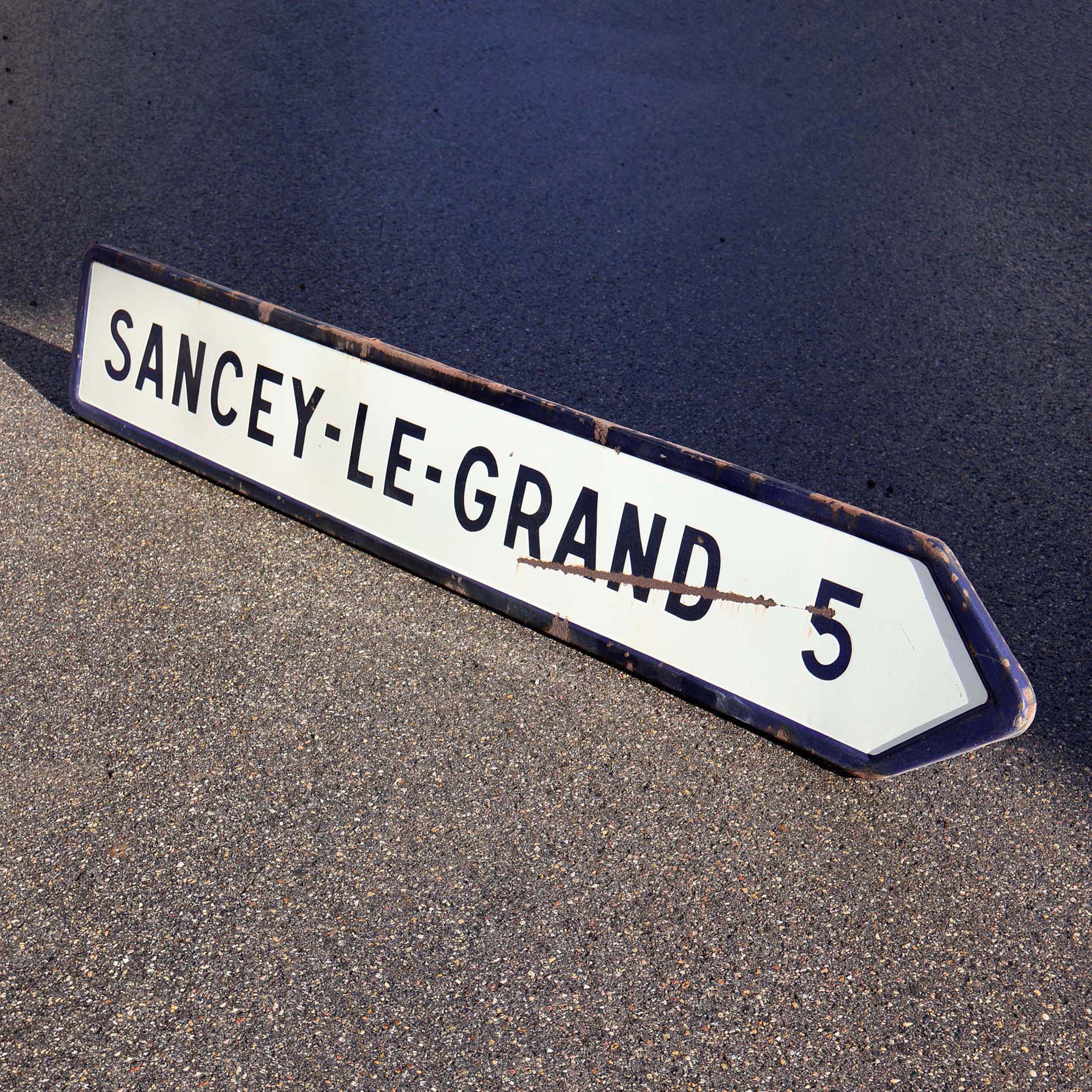Sancey-le-Grand flèche directionnelle de signalisation routière année 1974. Longueur 158cm, en tôle émaillée. Fabricant signaux Girod.
