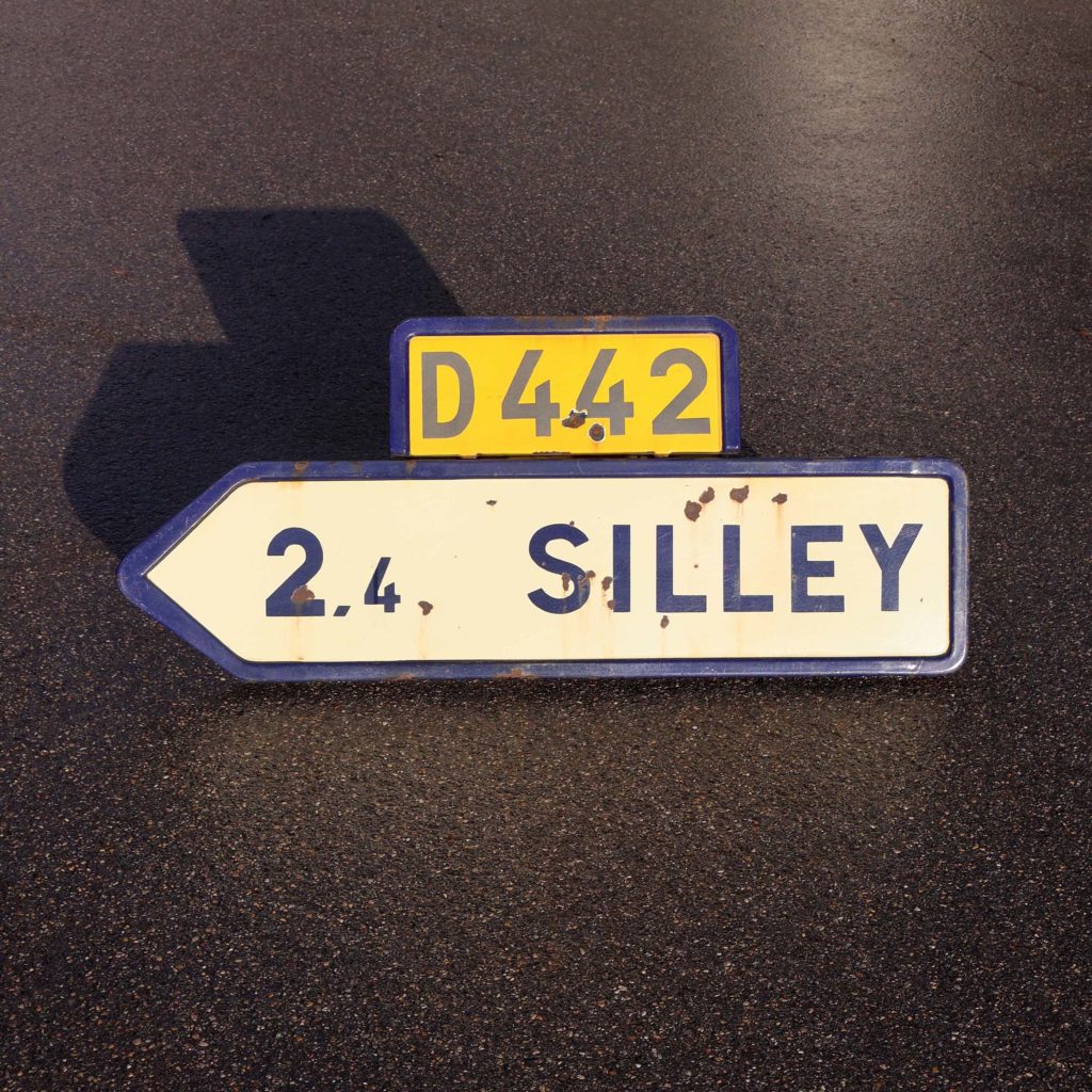 Petite flèche directionnelle, avec son cartouche d’origine D442. Pour indiquer la direction de Silley, (dans le Doubs). Produit par Signaux Girod en 1968.