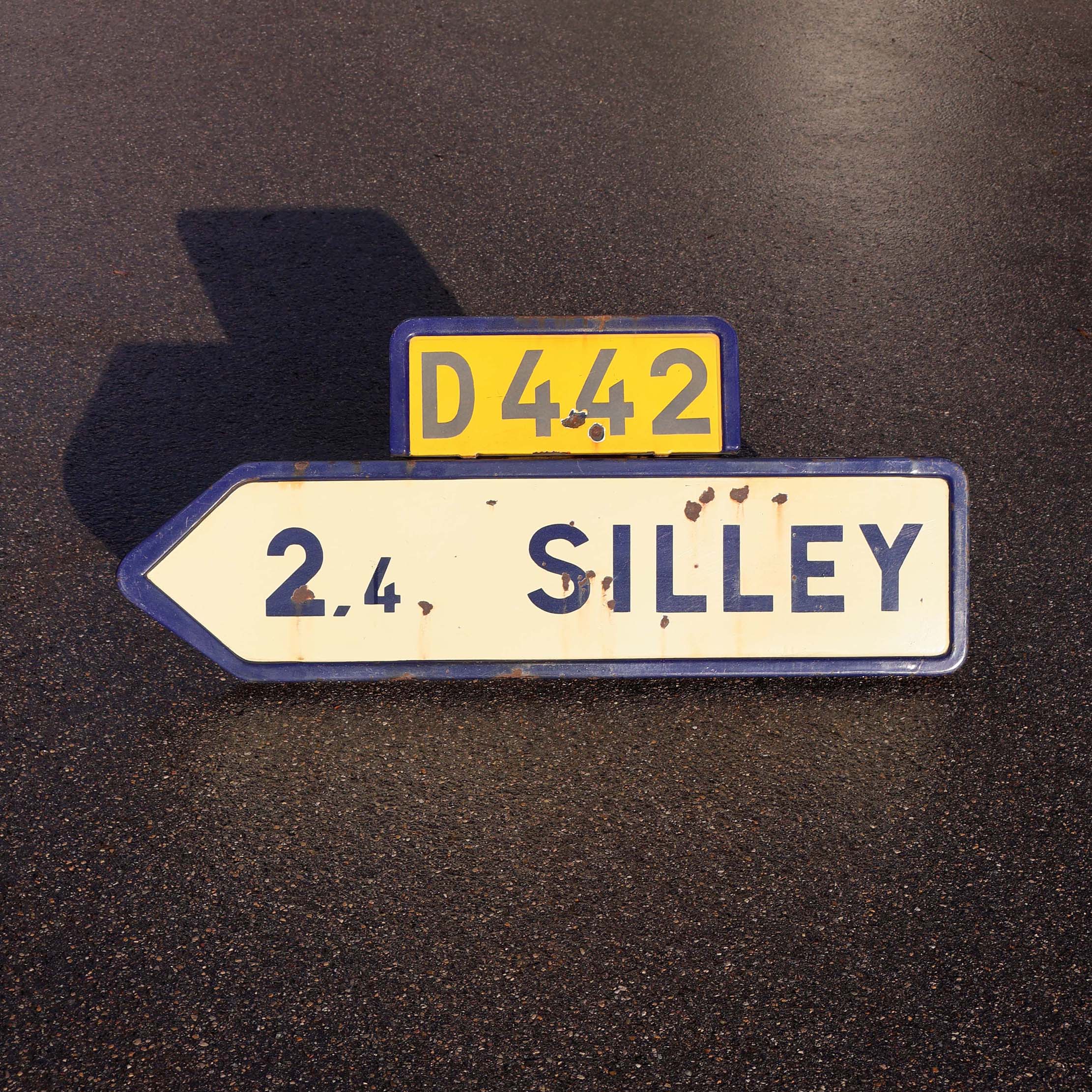 Petite flèche directionnelle, avec son cartouche d’origine D442. Pour indiquer la direction de Silley, (dans le Doubs). Produit par Signaux Girod en 1968.