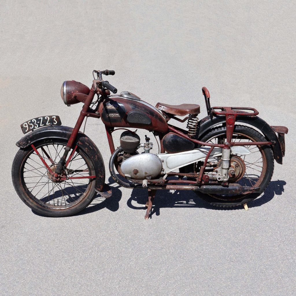 Ancienne moto en état d'origine idéal en déco de vitrine ou barber shop. Marque Monet-Goyon 125cc début années 1950.