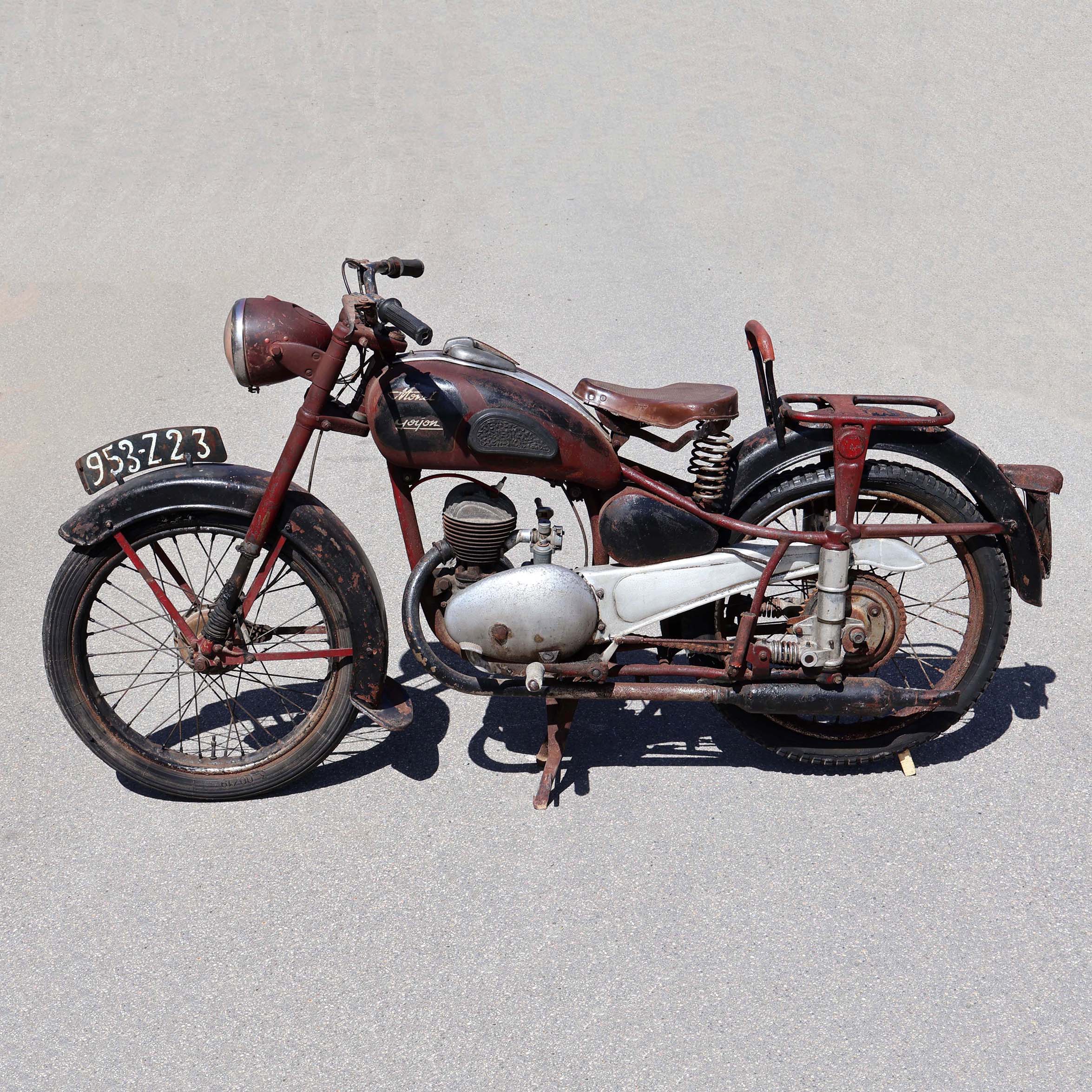Ancienne moto en état d'origine idéal en déco de vitrine ou barber shop. Marque Monet-Goyon 125cc début années 1950.