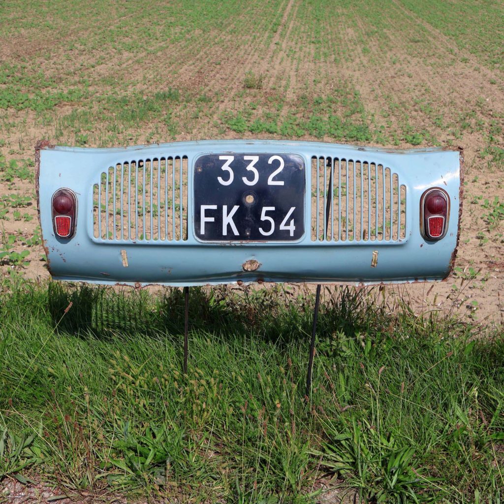 Face arrière de Renault Dauphine couleur bleu azur. Pour déco murale. Look garage vintage des années 1950. Possibilité de l'illuminer en Led.