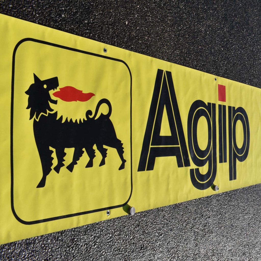 grande banderole Agip des années 1980.