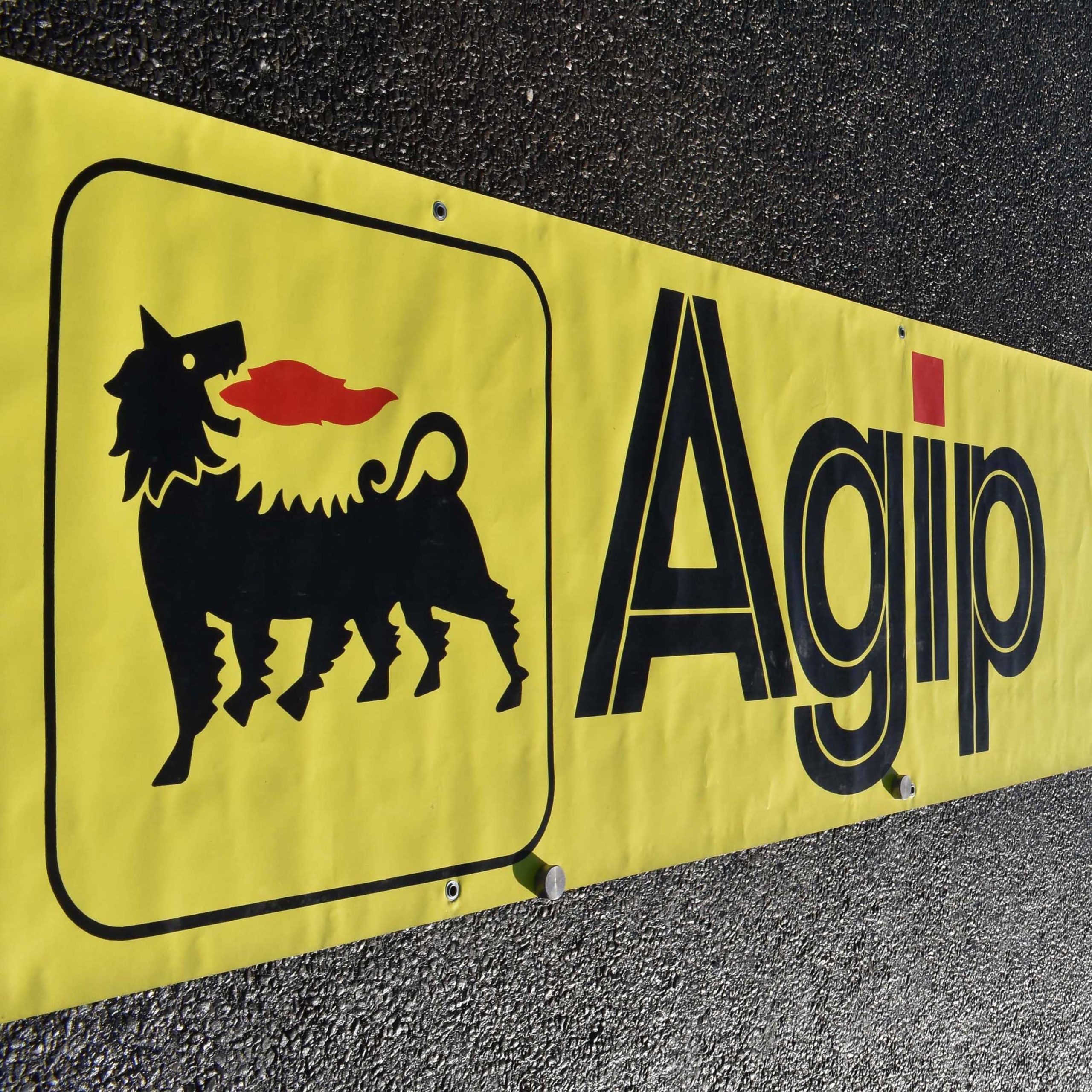 grande banderole Agip des années 1980.