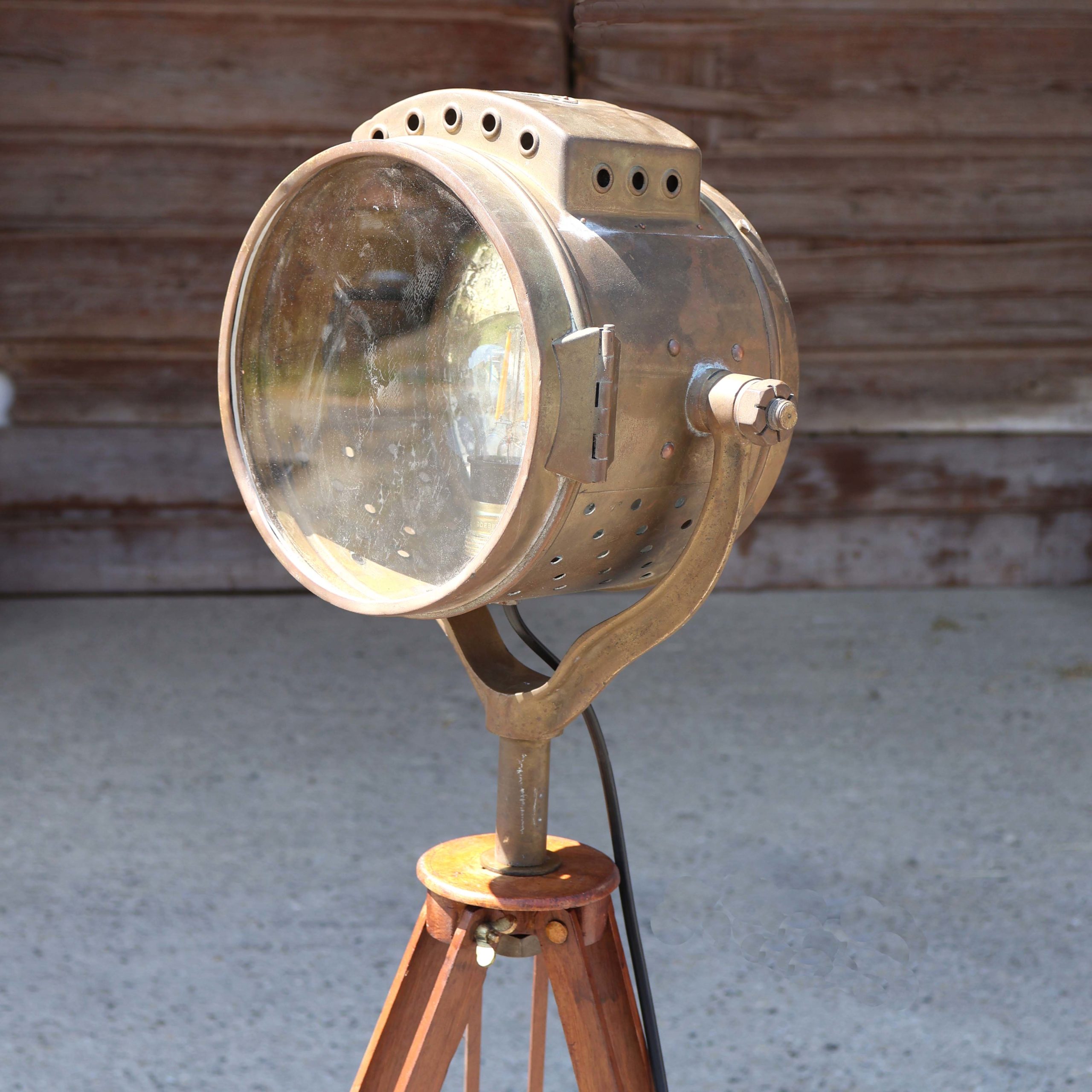 Lampe steampunk projecteur sur trépied en bois. Avec phare Blériot des années 1910. Upcycling design, avec des pièces industrielles de récup.