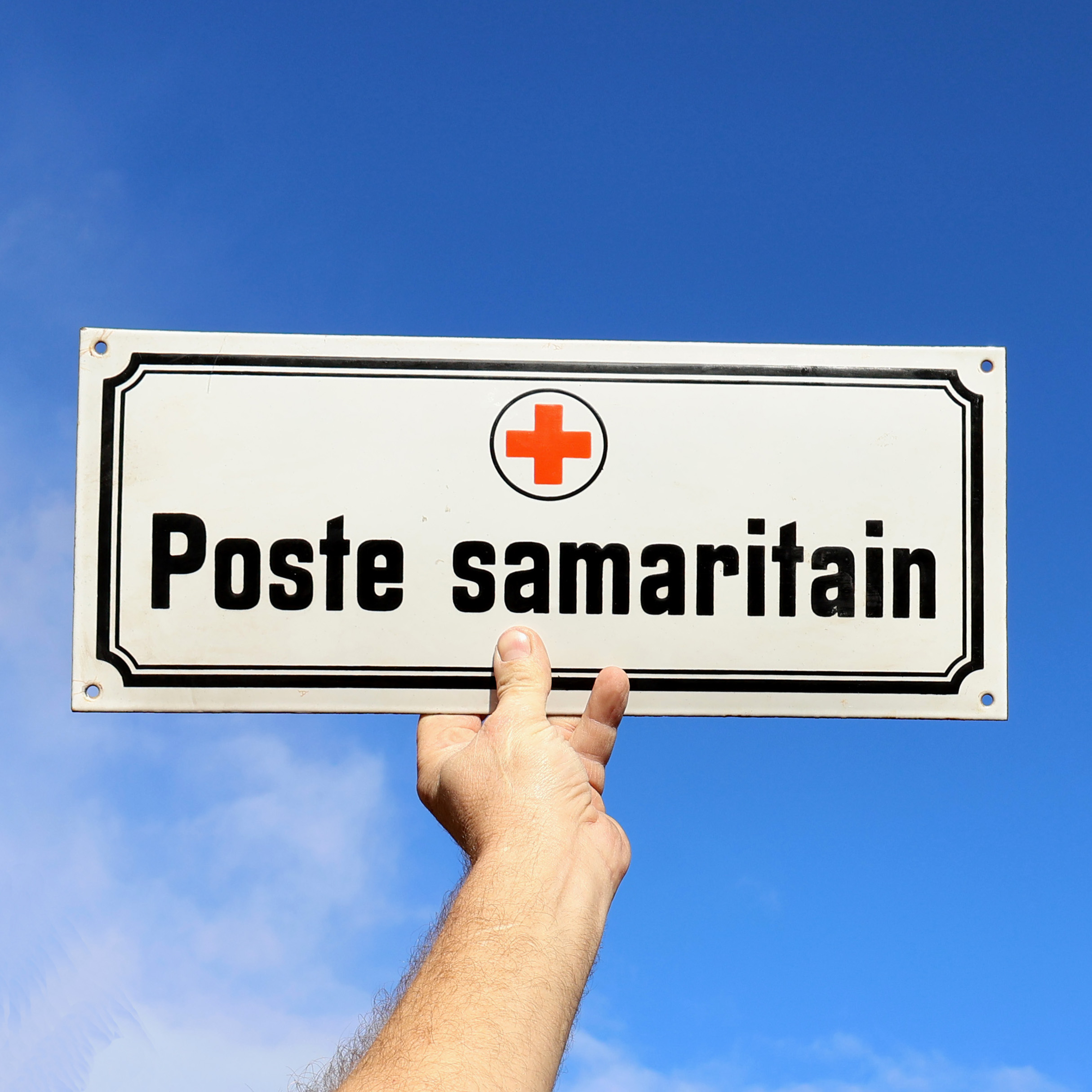 plaque émaillée de poste de samaritain Suisse, bombée des années 1930.