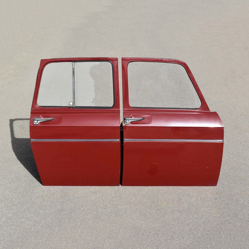 2 portes côté passager Renault 8 couleur 721 bordeaux. Voiture produite de 1967 à 1968. Pièces détachées pour rénovation. Ou alors en déco murale.