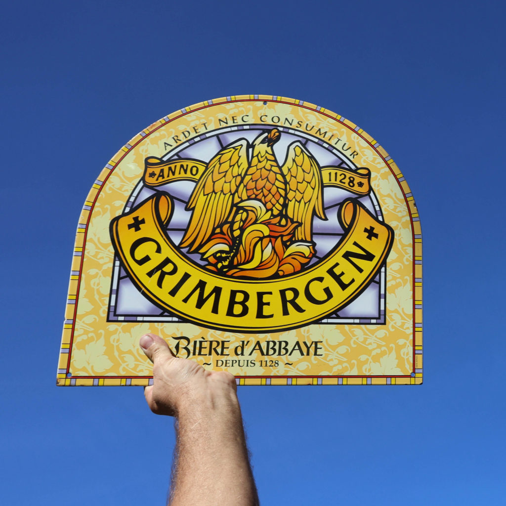 Grimbergen bière d'abbaye plaque émaillée publicitaire. Enseigne destinée aux brasseries revendant cette bière Belge. Produite par la société Email Replica.