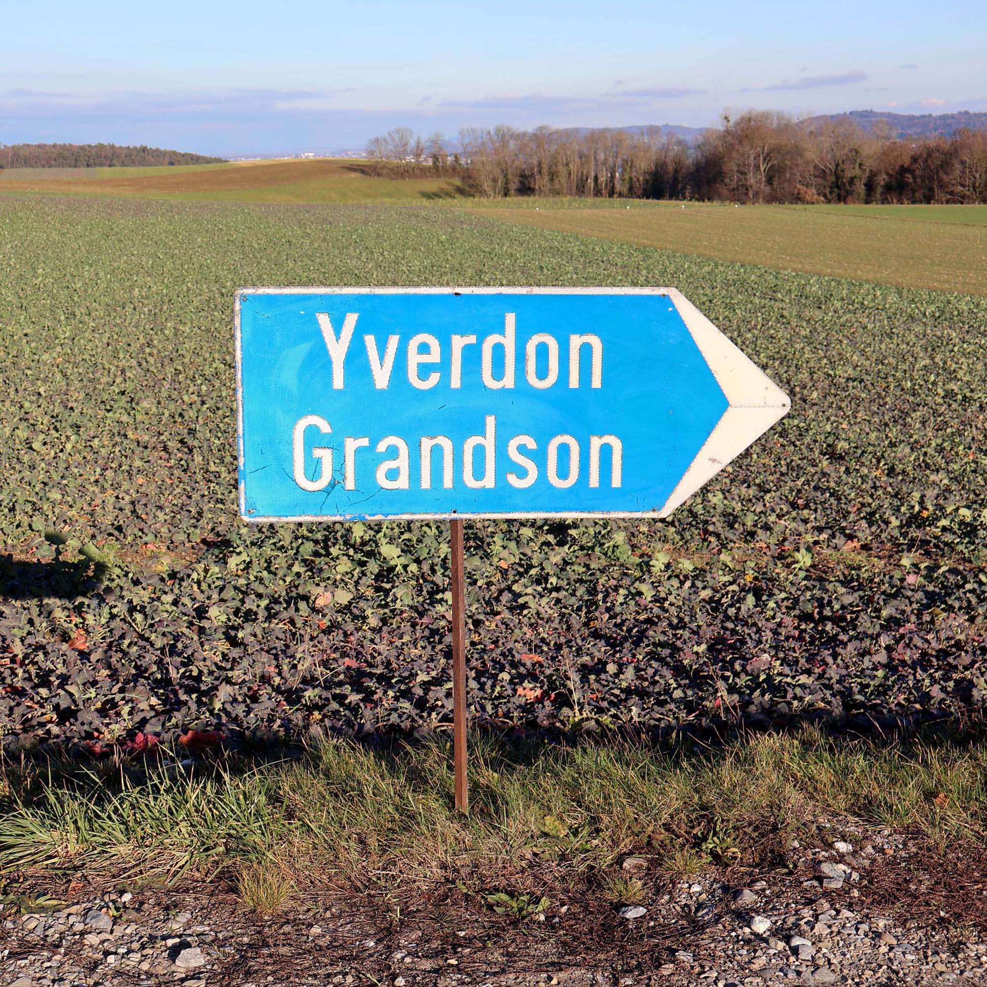 Yverdon Grandson panneau routier Suisse. Flèche de signalisation bleue de route principale. En tôle alu patinée, vintage datée de 1985.