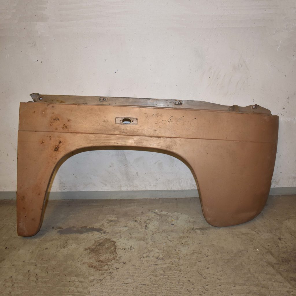 Aile avant de Renault 8, côté passager. Pièce détachée de démonte. Vorderer Kotflügel von Renault 8 Beifahrerseite Ersatzteil