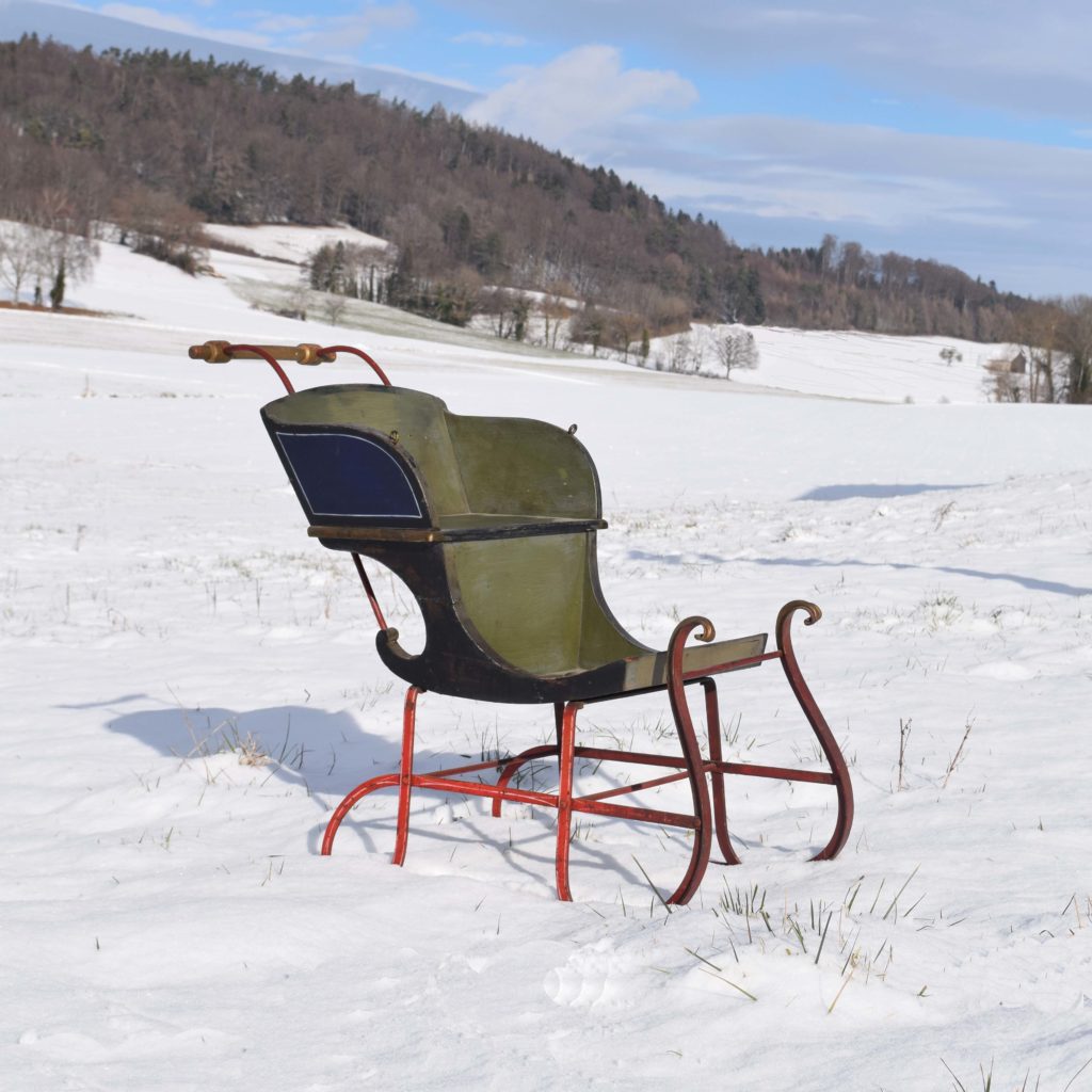 Ancien traineau d'enfant une place 19ème avec caisse en bois, et lugeons en fer. Peinture d'origine avec filets blancs. trouvé en Suisse.