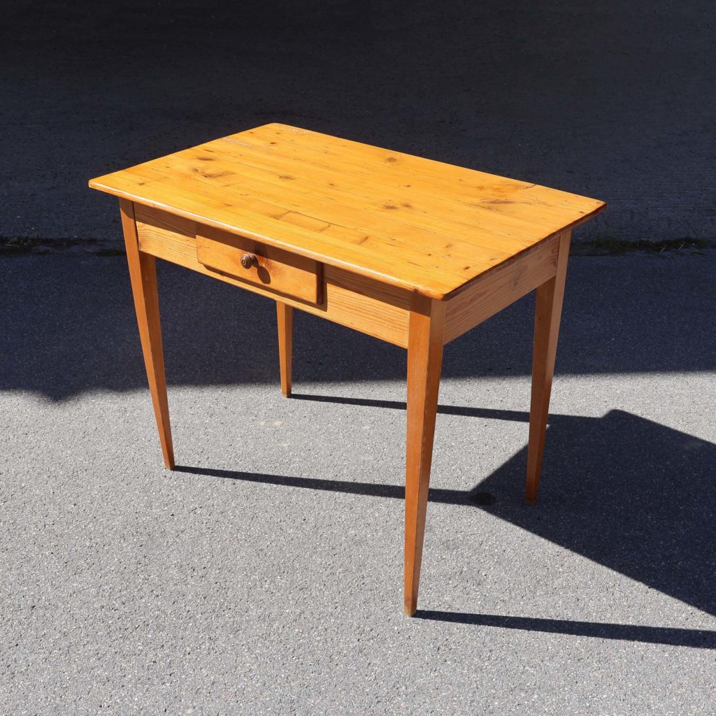 Ancienne petite table rectangulaire en sapin teintée naturel. Format 90x58cm, et hauteur 75cm. Avec un tiroir. Époque vers 1900.